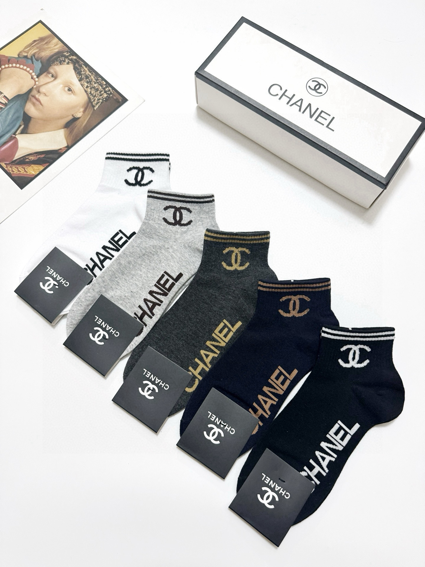 配包装
🌟【一盒5 双】男女同款
 🌟Chanel 香奈儿 经典字母logo ins超火爆短袜，纯棉面