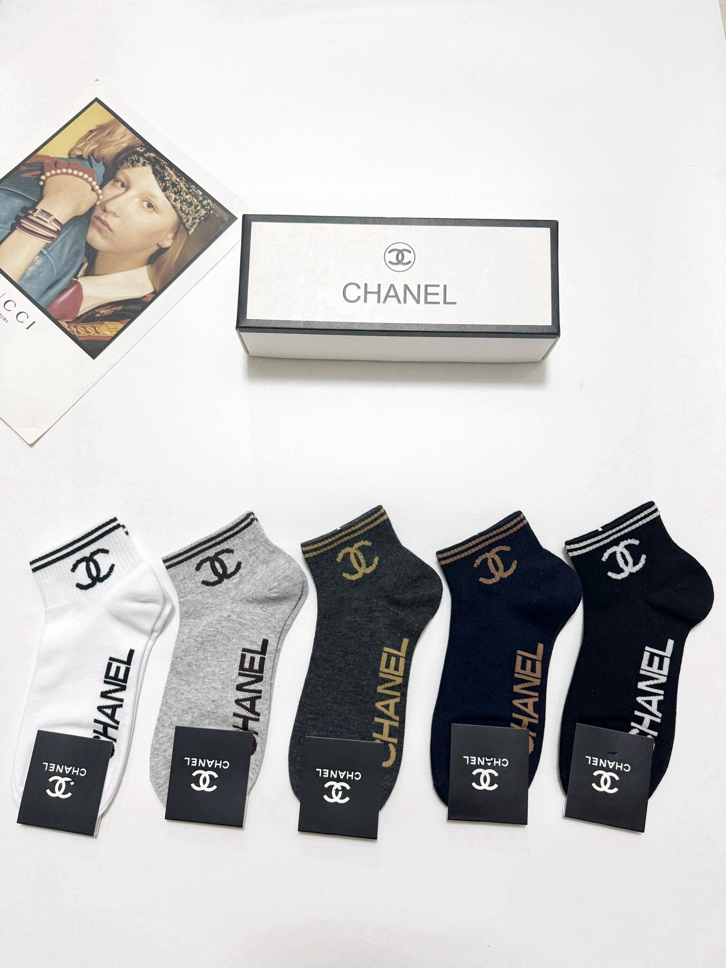  配包装
🌟【一盒5 双】男女同款
 🌟Chanel 香奈儿 经典字母logo ins超火爆短袜，纯棉面