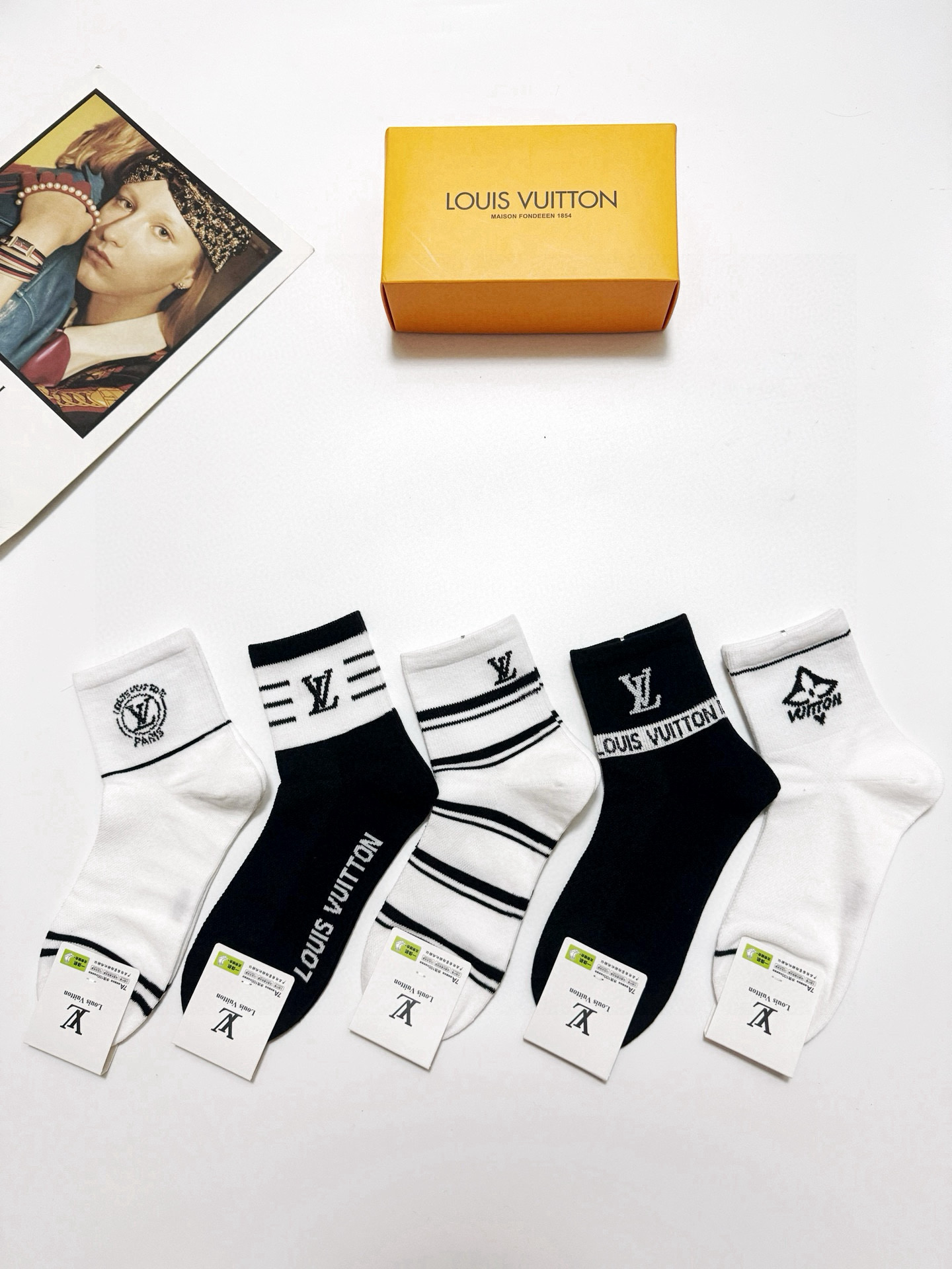  配包装
🌟【一盒5 双】
 🌟LV 路易威登 经典字母logo ins超火爆短筒袜，纯棉面料，潮人必备