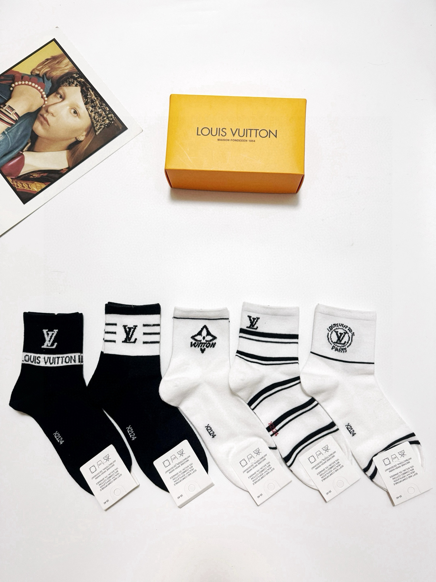  配包装
🌟【一盒5 双】
 🌟LV 路易威登 经典字母logo ins超火爆短筒袜，纯棉面料，潮人必备