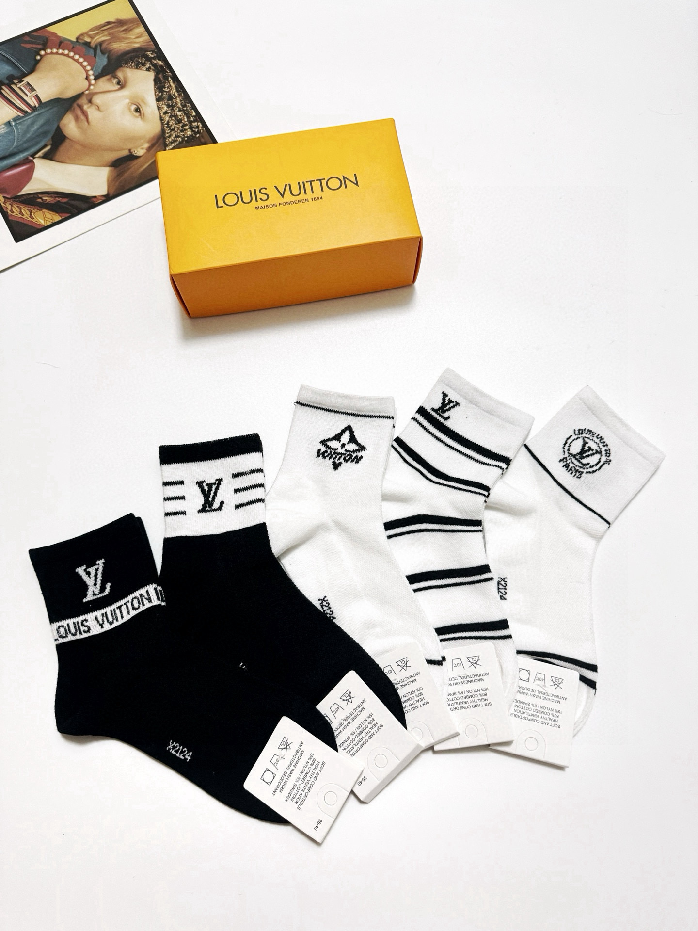  配包装
🌟【一盒5 双】
 🌟LV 路易威登 经典字母logo ins超火爆短筒袜，纯棉面料，潮人必备
