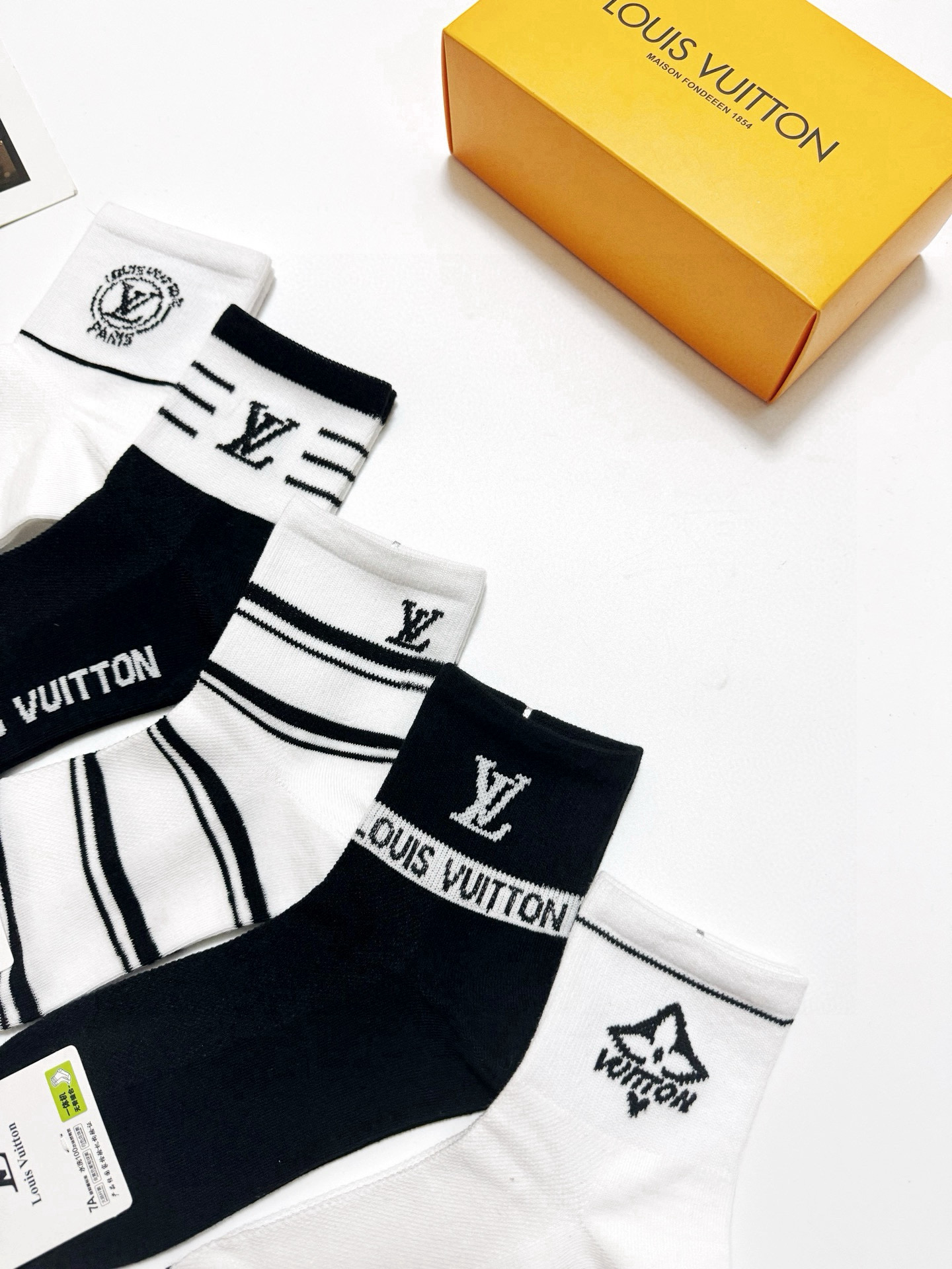  配包装
🌟【一盒5 双】
 🌟LV 路易威登 经典字母logo ins超火爆短筒袜，纯棉面料，潮人必备