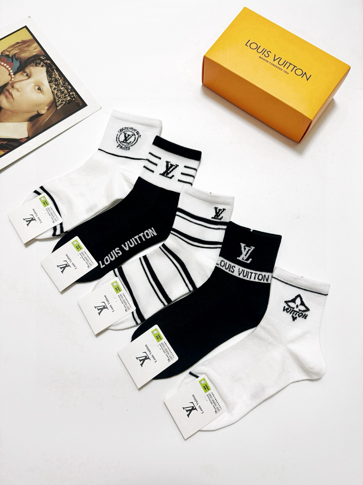  配包装
🌟【一盒5 双】
 🌟LV 路易威登 经典字母logo ins超火爆短筒袜，纯棉面料，潮人必备