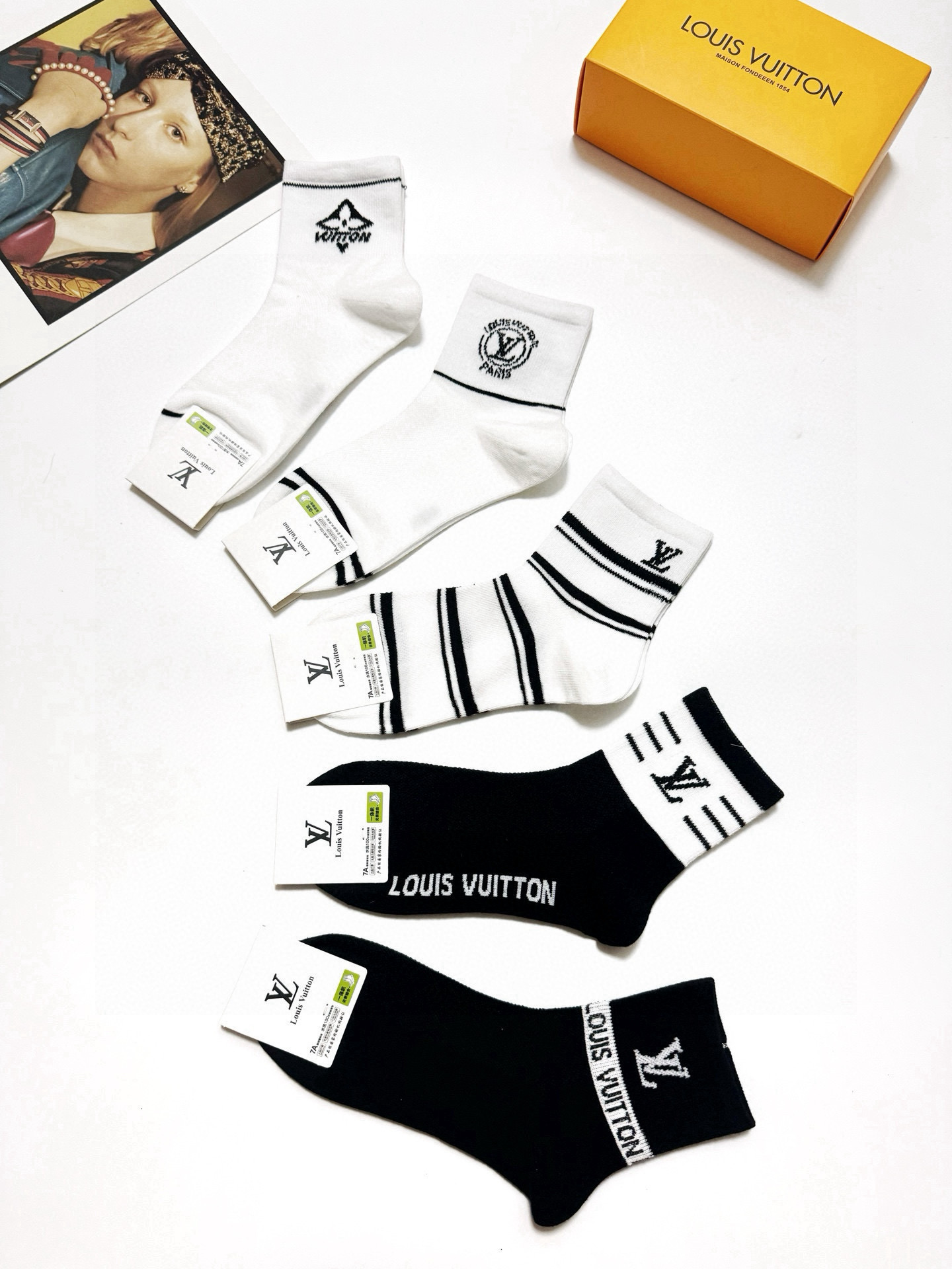  配包装
🌟【一盒5 双】
 🌟LV 路易威登 经典字母logo ins超火爆短筒袜，纯棉面料，潮人必备