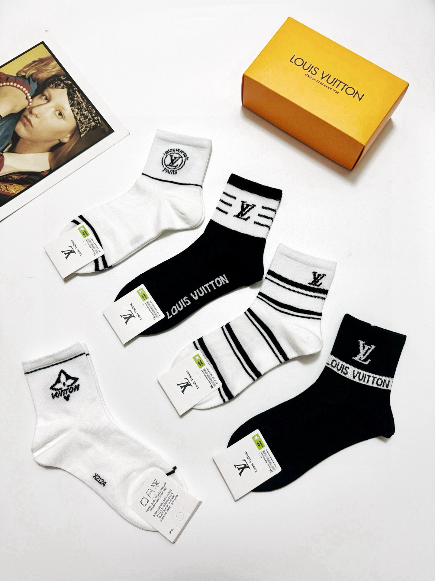  配包装
🌟【一盒5 双】
 🌟LV 路易威登 经典字母logo ins超火爆短筒袜，纯棉面料，潮人必备