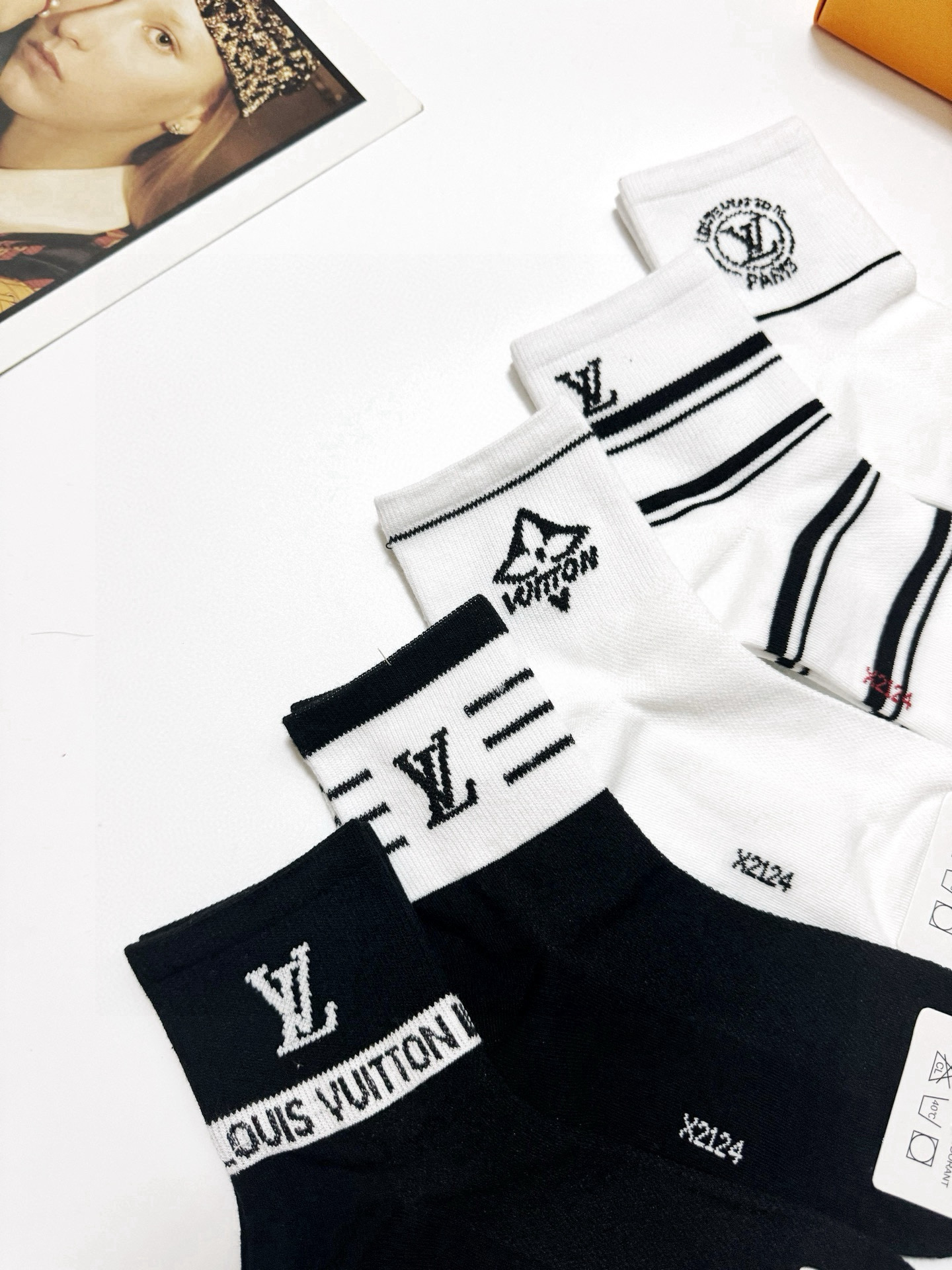  配包装
🌟【一盒5 双】
 🌟LV 路易威登 经典字母logo ins超火爆短筒袜，纯棉面料，潮人必备