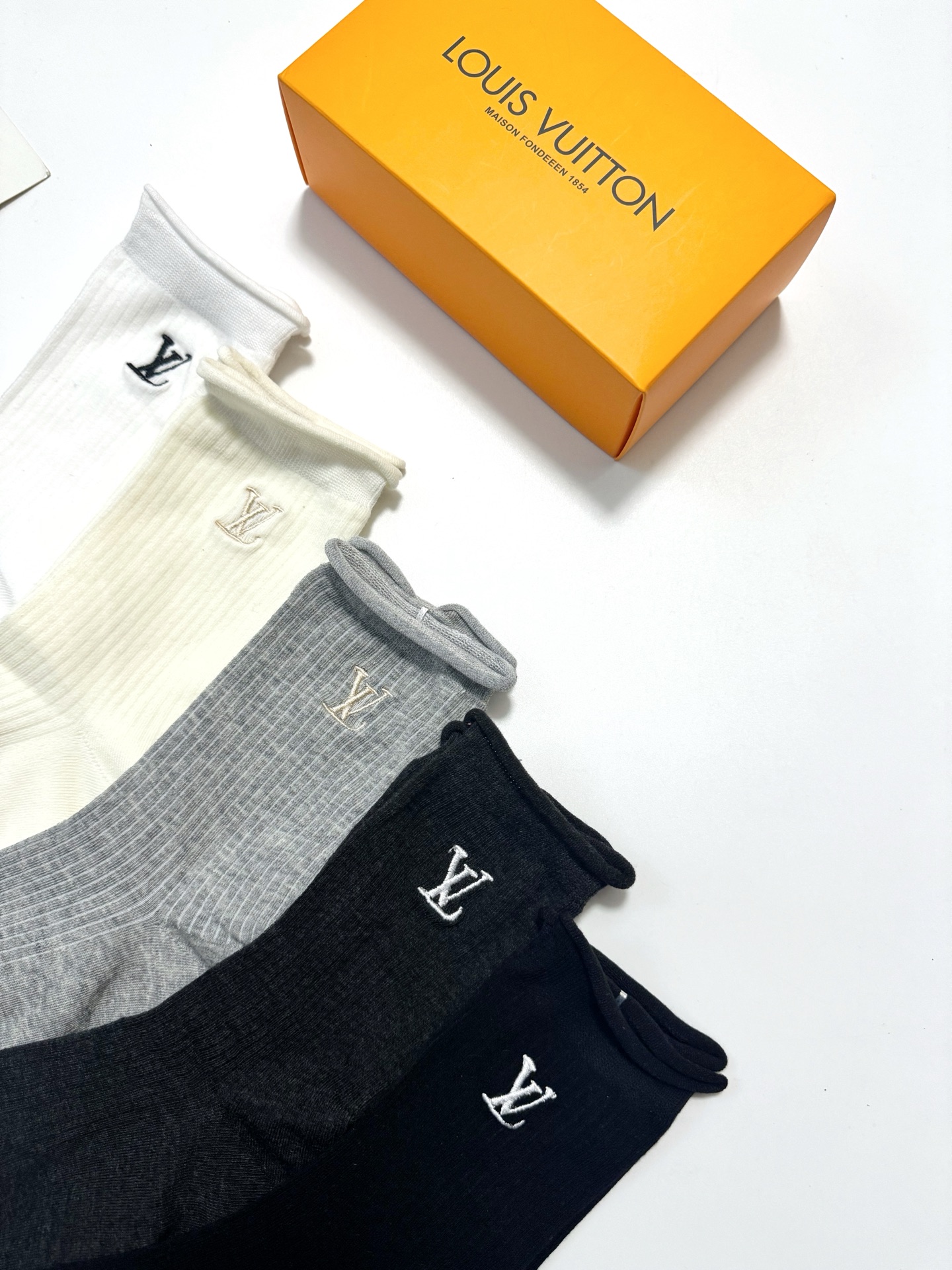  配包装
🌟【一盒5 双】
 🌟LV 路易威登。经典字母logo 纯棉中筒袜 ，ins超火爆空调袜，纯棉