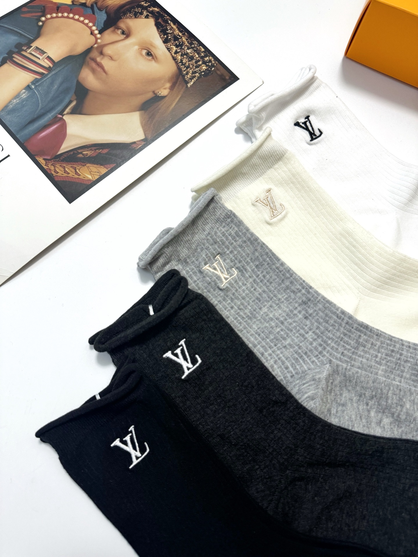  配包装
🌟【一盒5 双】
 🌟LV 路易威登。经典字母logo 纯棉中筒袜 ，ins超火爆空调袜，纯棉