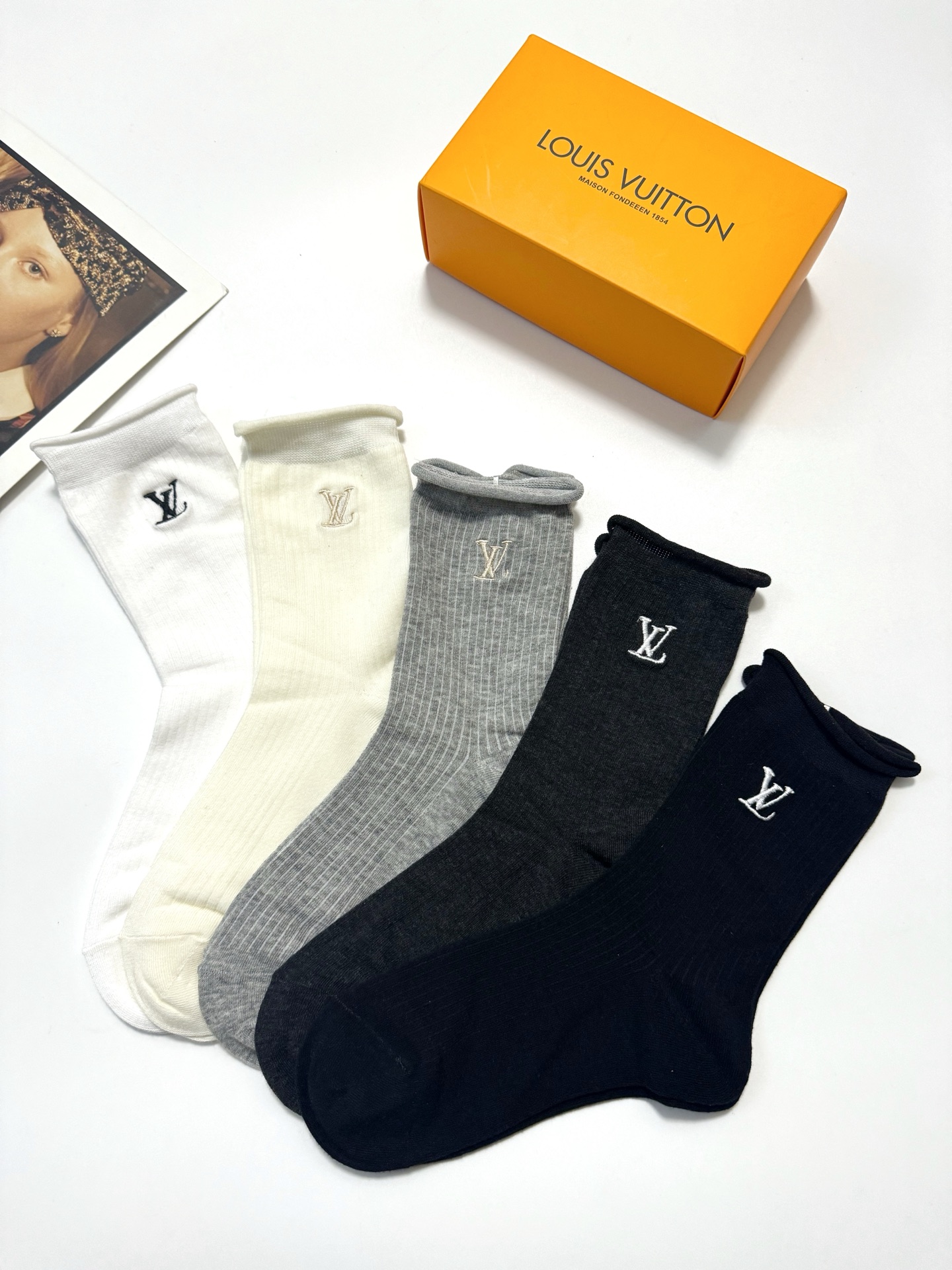  配包装
🌟【一盒5 双】
 🌟LV 路易威登。经典字母logo 纯棉中筒袜 ，ins超火爆空调袜，纯棉
