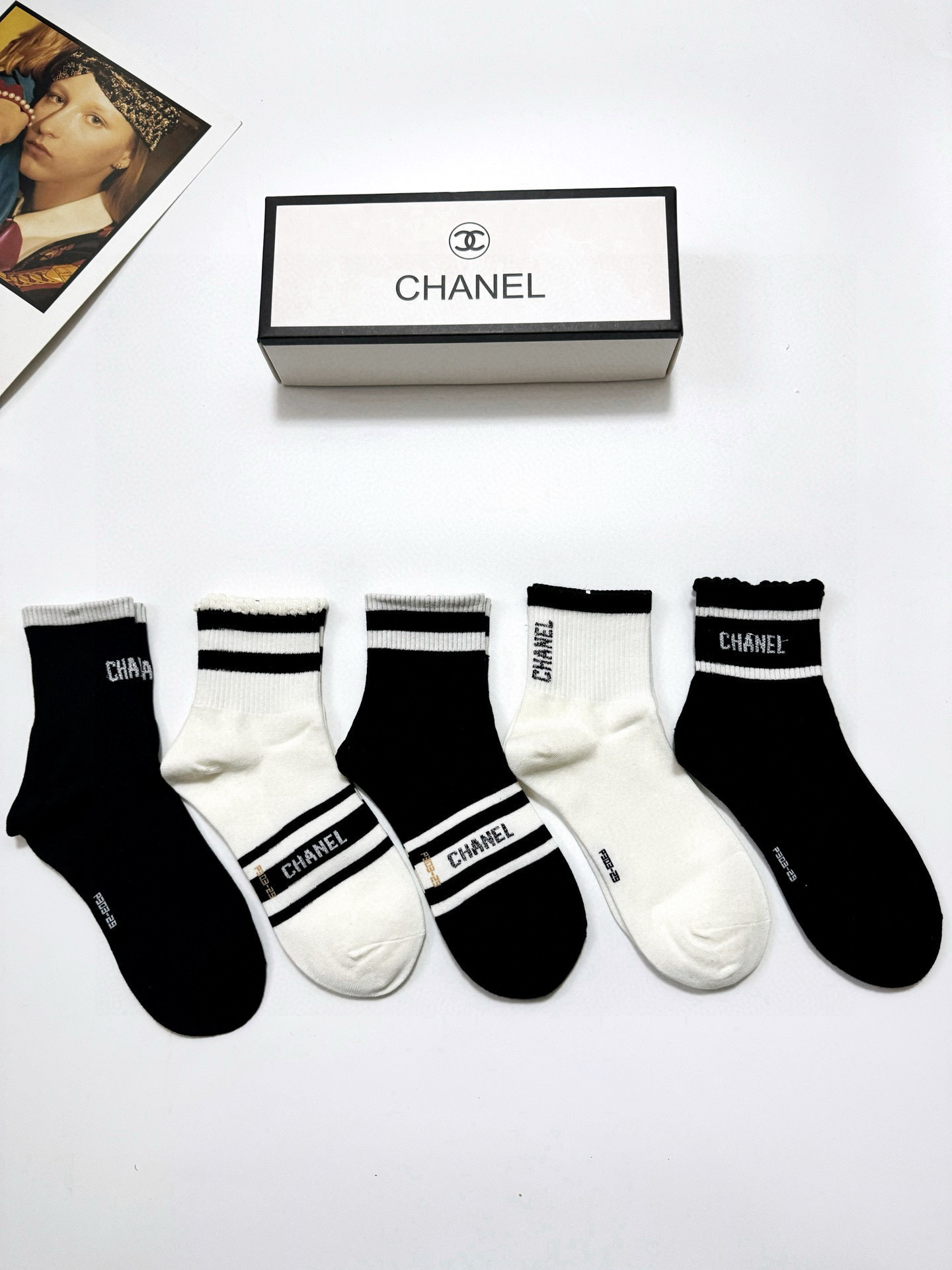  配包装
🌟【一盒5 双】
🌟Chanel 香奈儿 经典字母 logo中筒袜  ！软糯亲肤！
🌟ins爆
