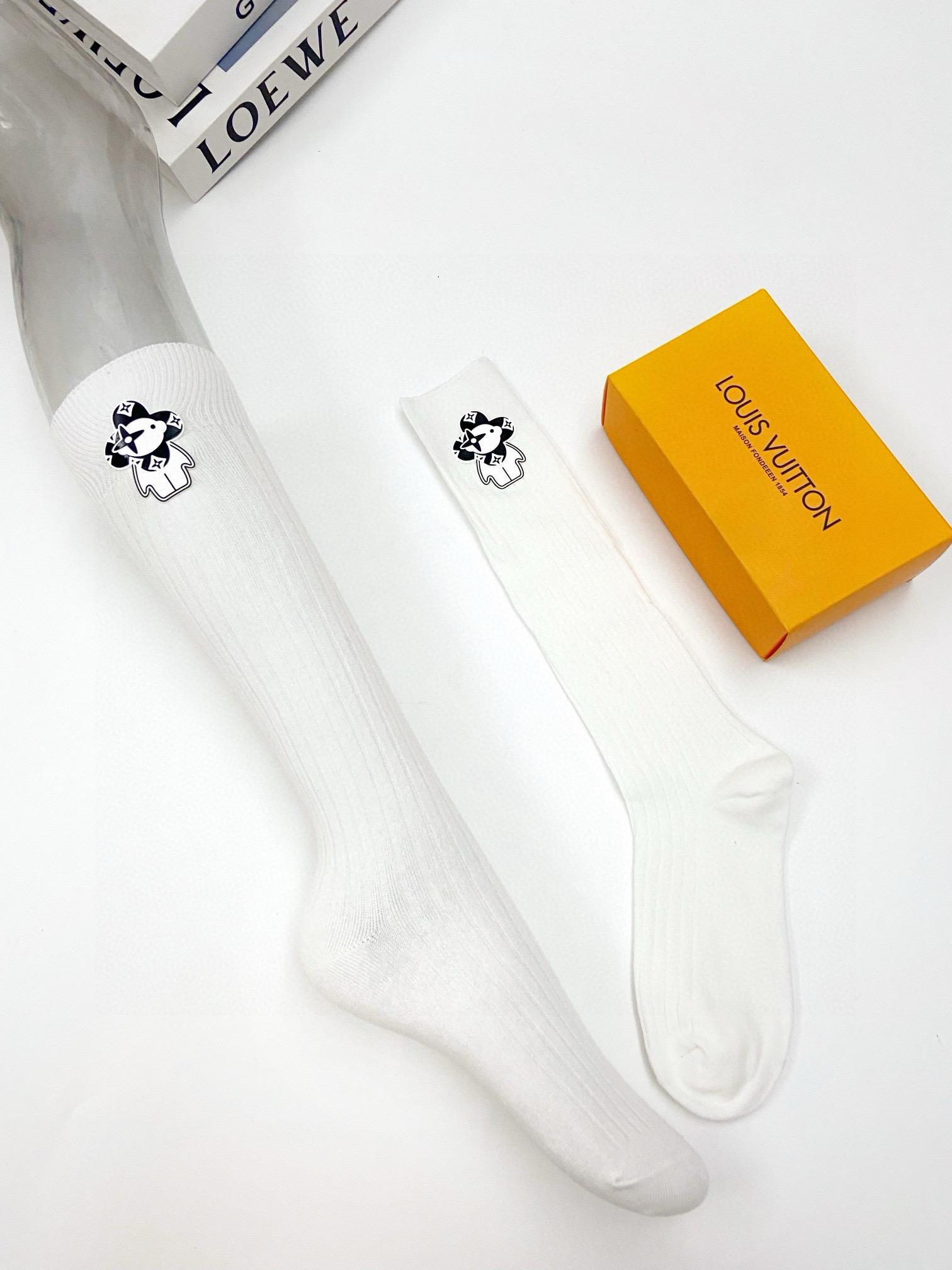  配包装
🌟【一盒一双】
🌟LV 路易威登 经典字母logo纯棉长筒袜  小腿袜
🌟重工装饰个性时尚
🌟