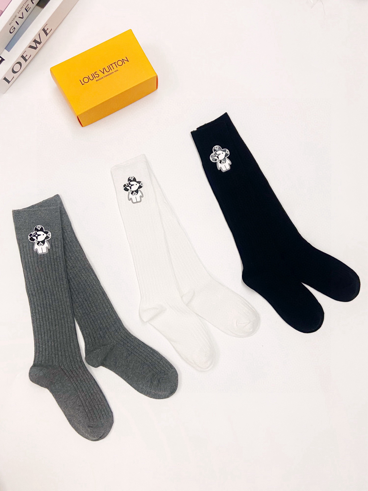  配包装
🌟【一盒一双】
🌟LV 路易威登 经典字母logo纯棉长筒袜  小腿袜
🌟重工装饰个性时尚
🌟