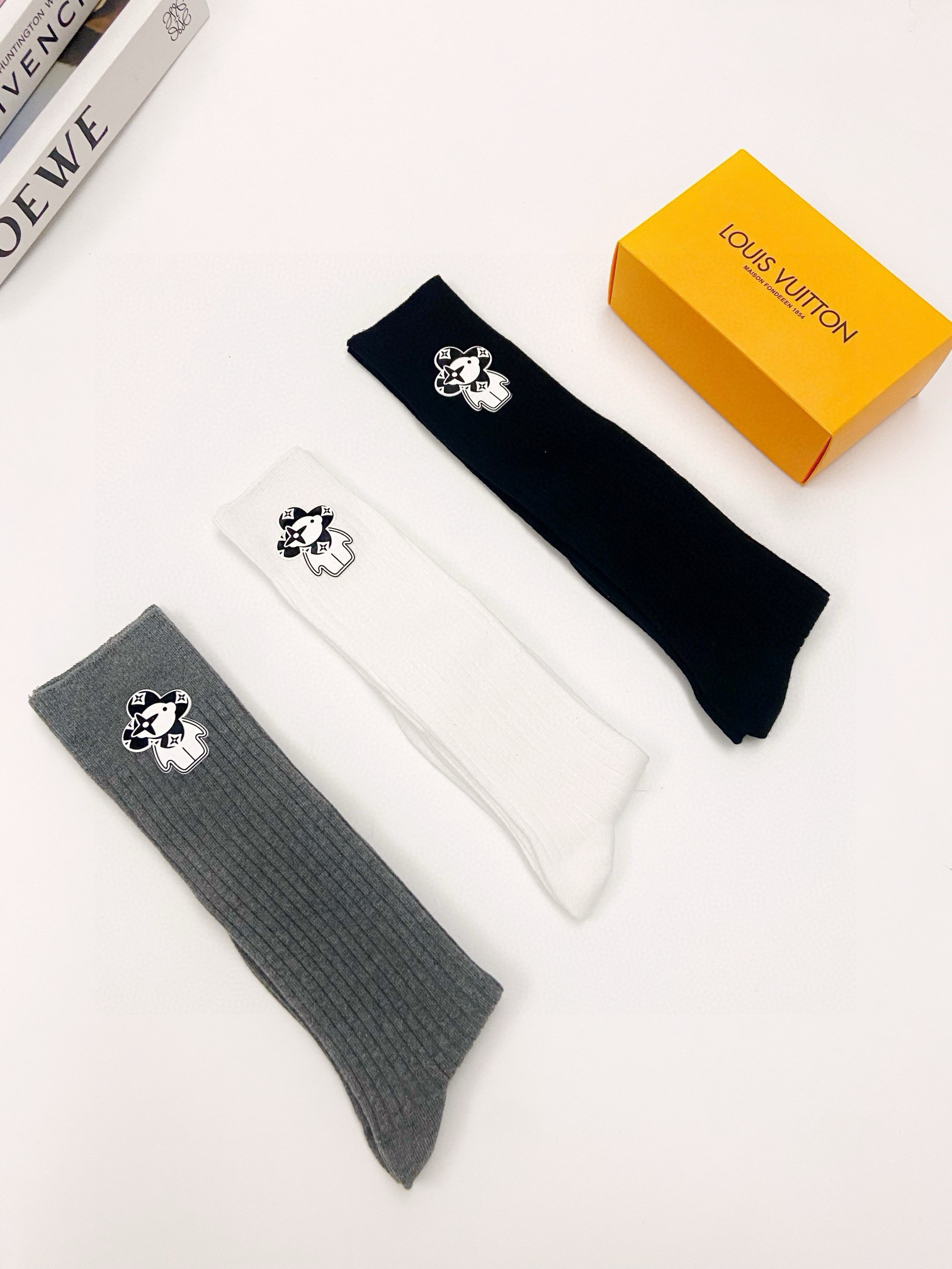  配包装
🌟【一盒一双】
🌟LV 路易威登 经典字母logo纯棉长筒袜  小腿袜
🌟重工装饰个性时尚
🌟