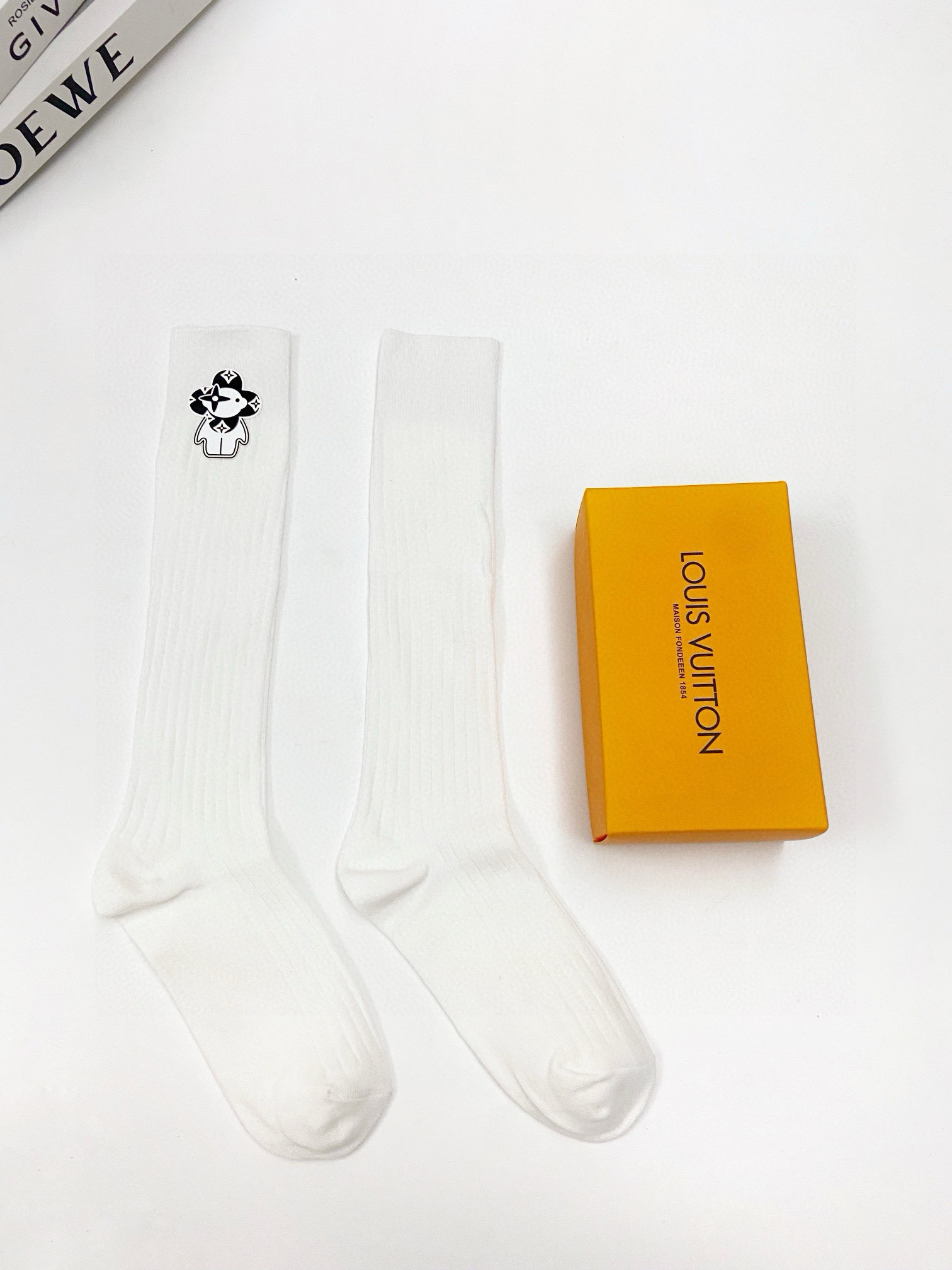  配包装
🌟【一盒一双】
🌟LV 路易威登 经典字母logo纯棉长筒袜  小腿袜
🌟重工装饰个性时尚
🌟