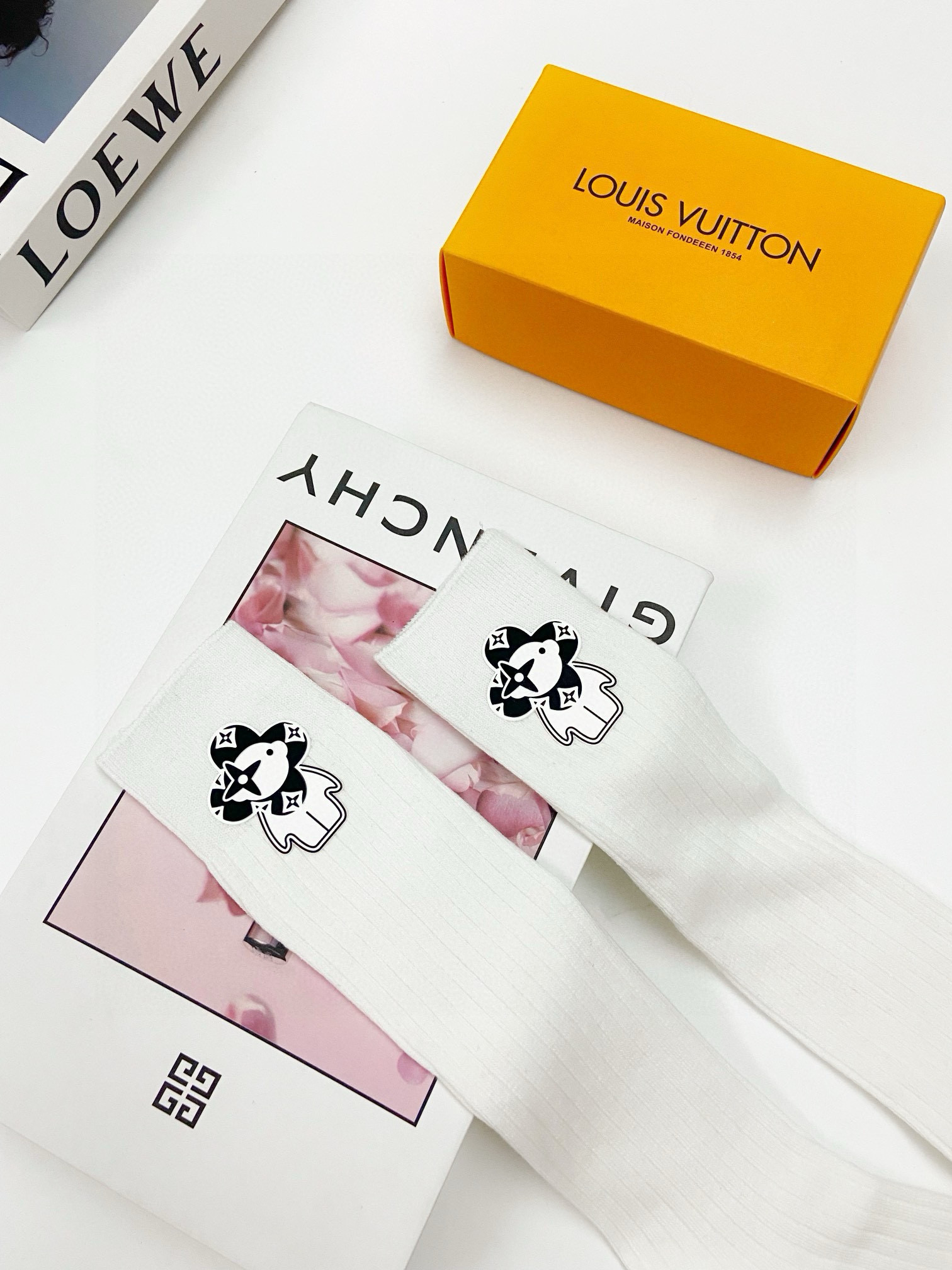  配包装
🌟【一盒一双】
🌟LV 路易威登 经典字母logo纯棉长筒袜  小腿袜
🌟重工装饰个性时尚
🌟