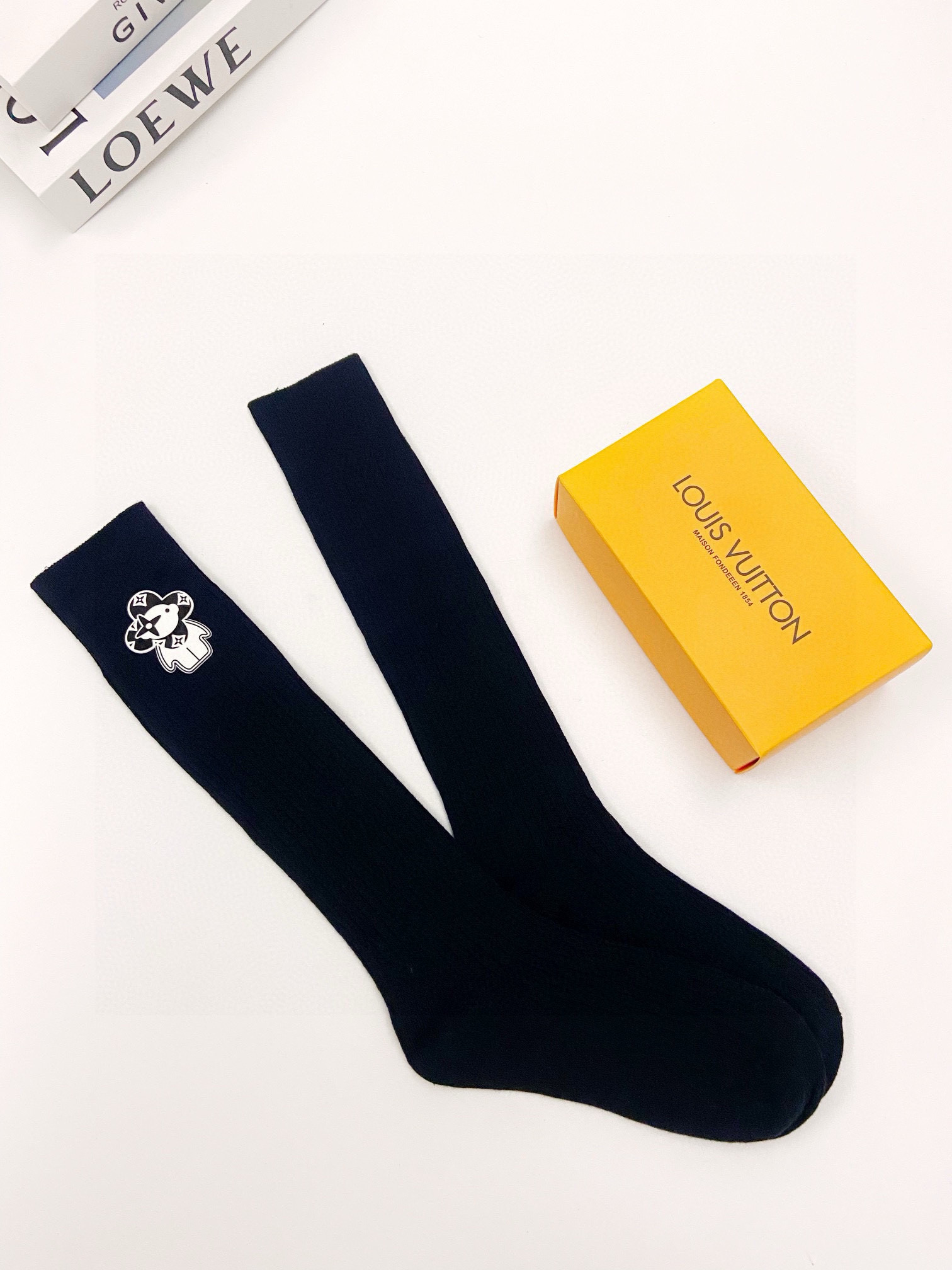  配包装
🌟【一盒一双】
🌟LV 路易威登 经典字母logo纯棉长筒袜  小腿袜
🌟重工装饰个性时尚
🌟
