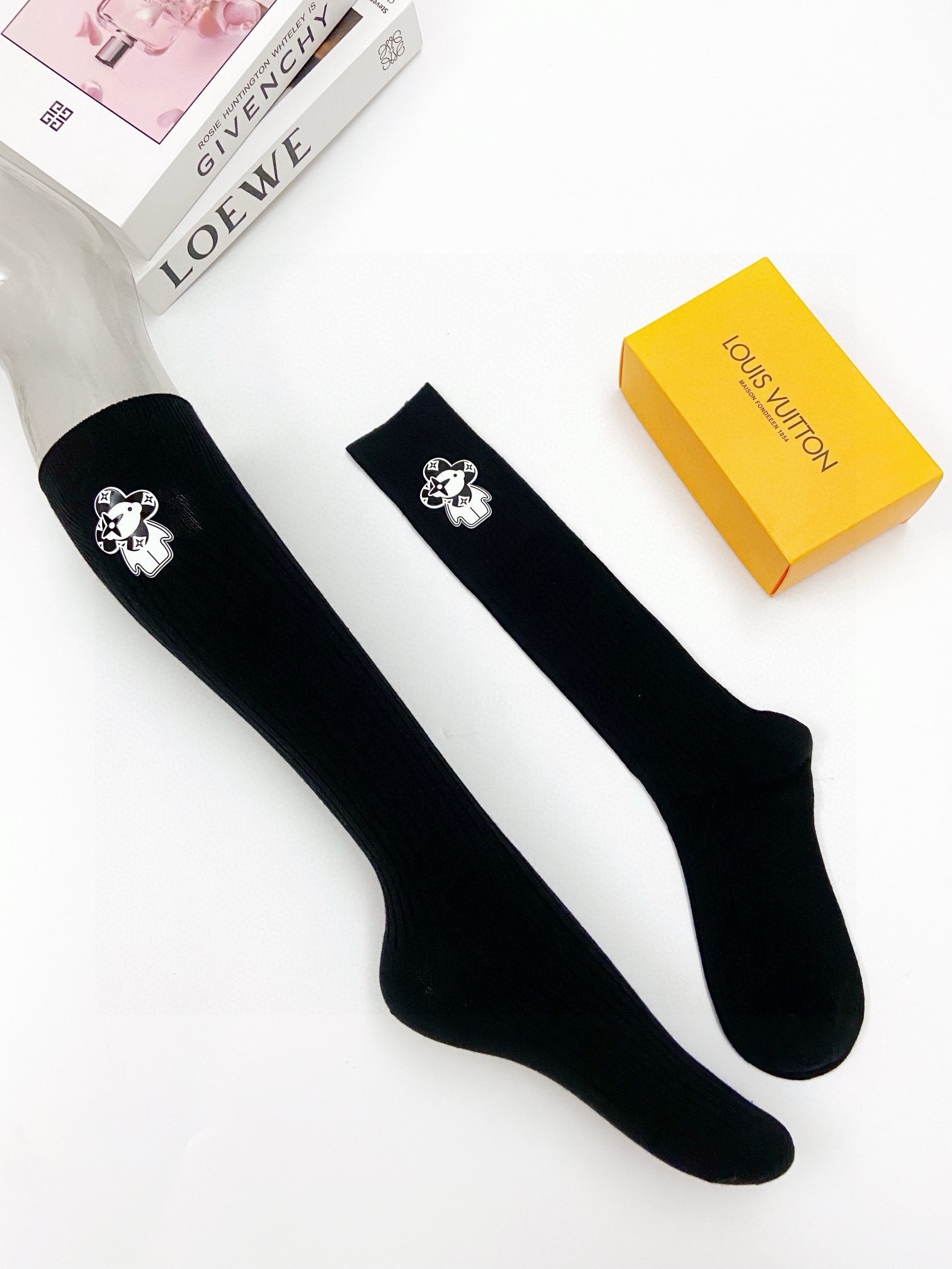  配包装
🌟【一盒一双】
🌟LV 路易威登 经典字母logo纯棉长筒袜  小腿袜
🌟重工装饰个性时尚
🌟