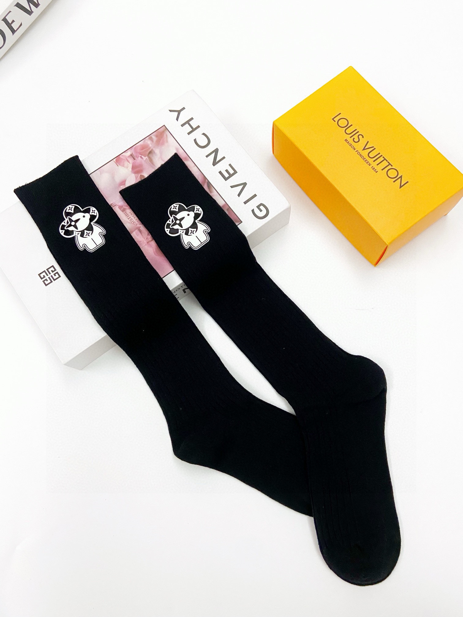  配包装
🌟【一盒一双】
🌟LV 路易威登 经典字母logo纯棉长筒袜  小腿袜
🌟重工装饰个性时尚
🌟