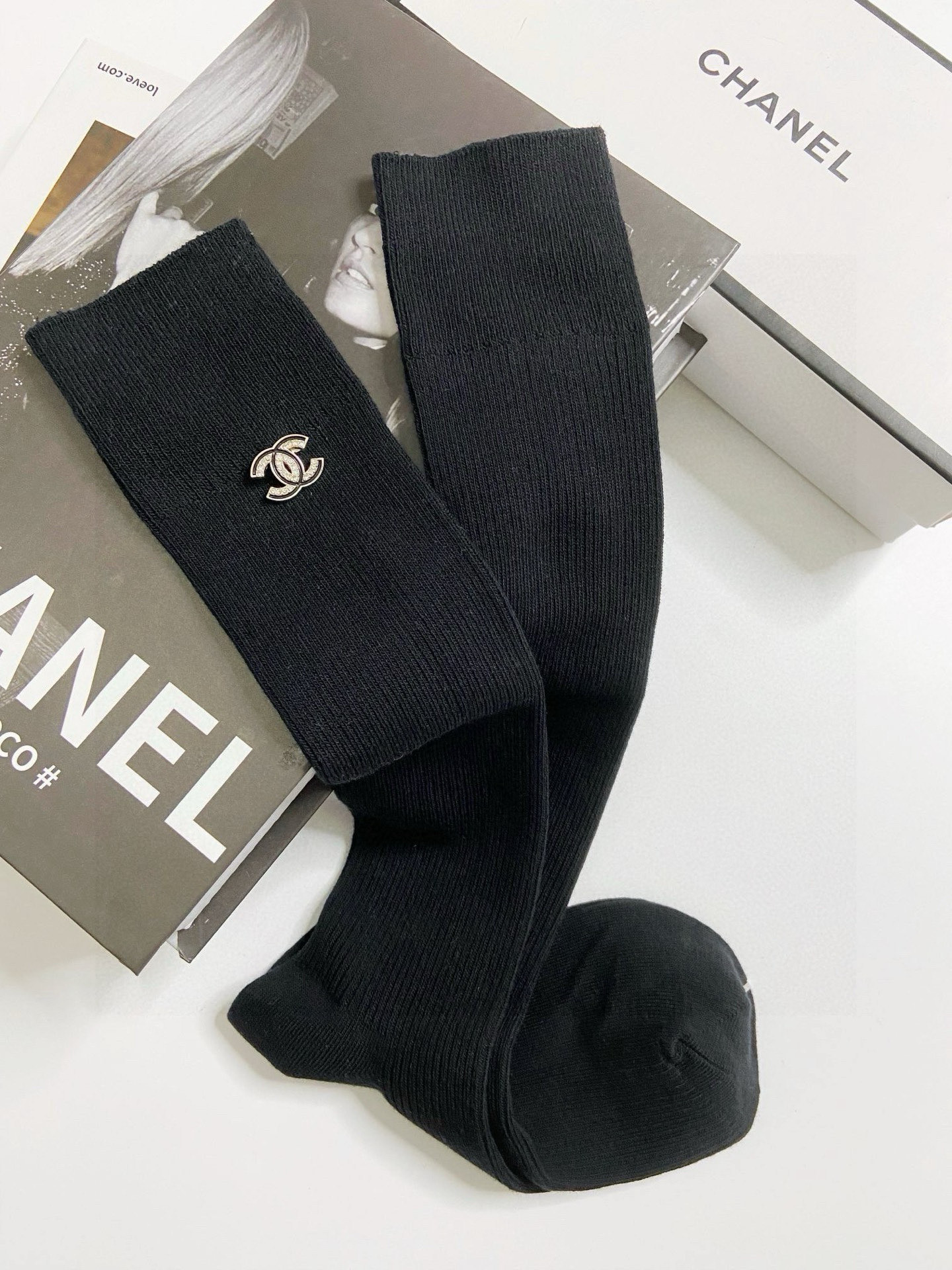  配包装
🌟【一盒一双】
🌟Chanel 香奈儿 经典字母logo别针纯棉长筒袜 小腿袜 
🌟重工装饰个