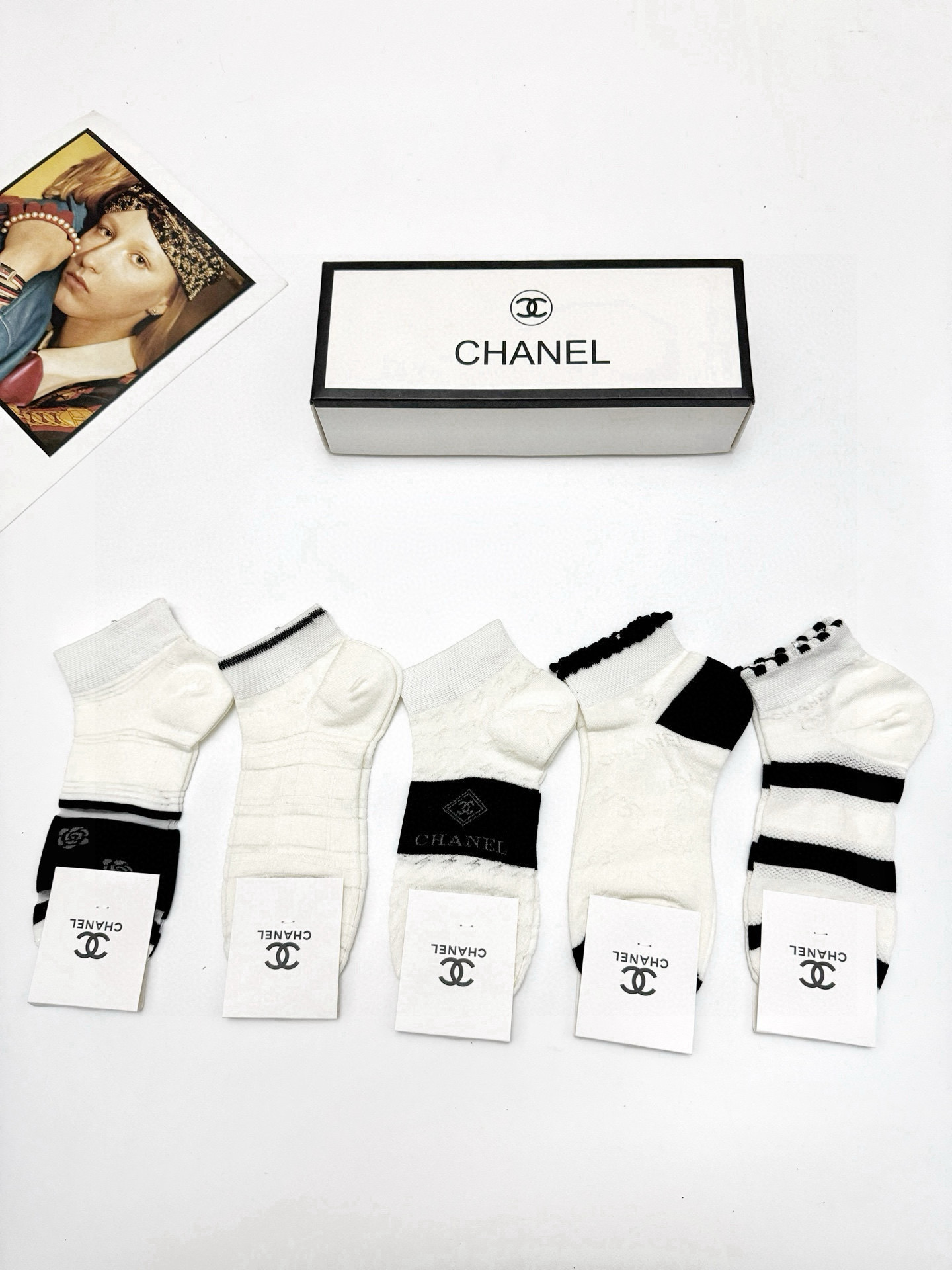  配包装
🌟【一盒5 双】
🌟Chanel 香奈儿 经典 字母logo 网眼短袜 镂空空调袜 
🌟ins