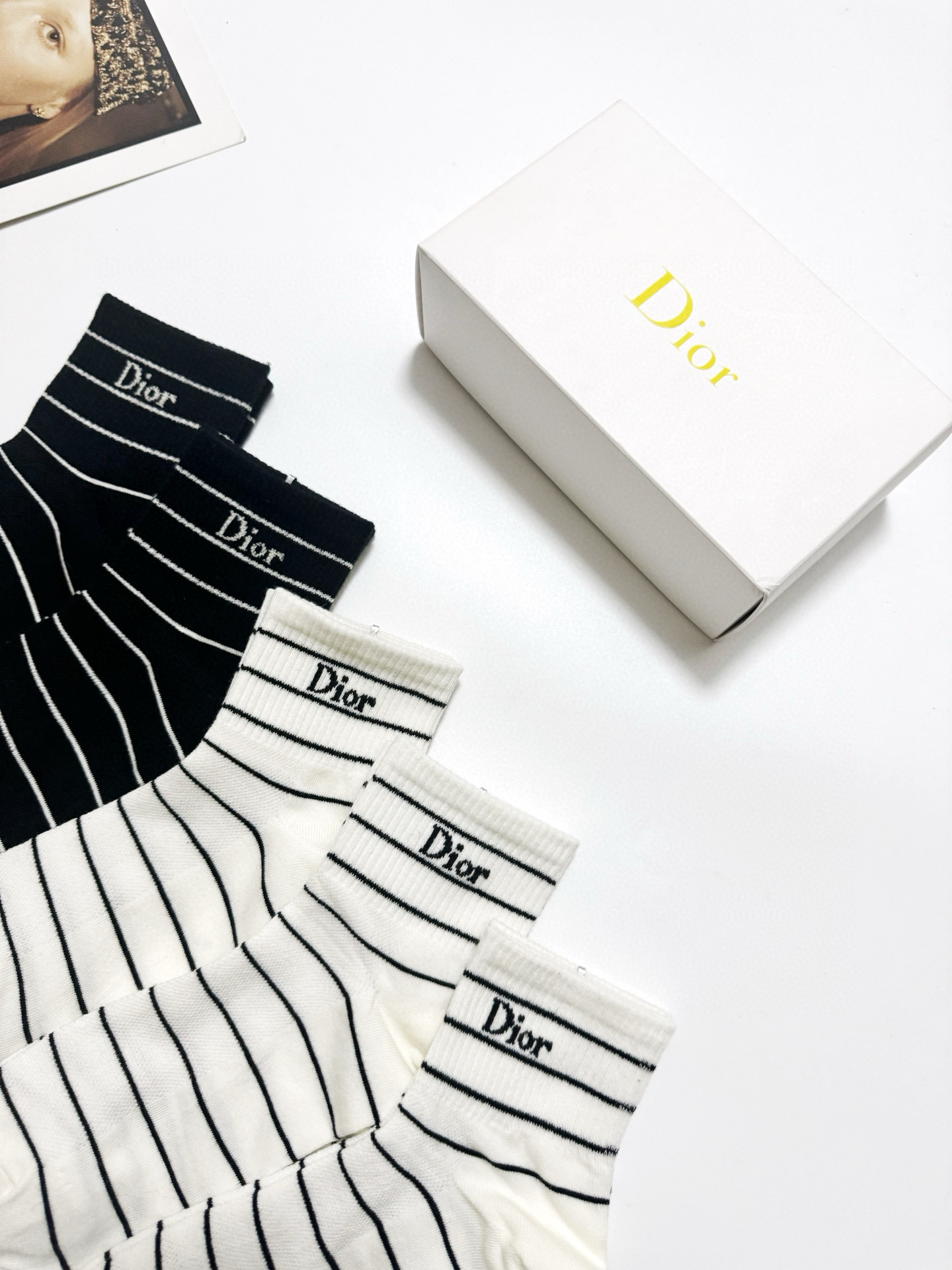  配包装
🌟【一盒5 双】
 🌟Dior 迪奥 经典字母logo 纯棉短筒袜   ，ins超火爆短袜，纯