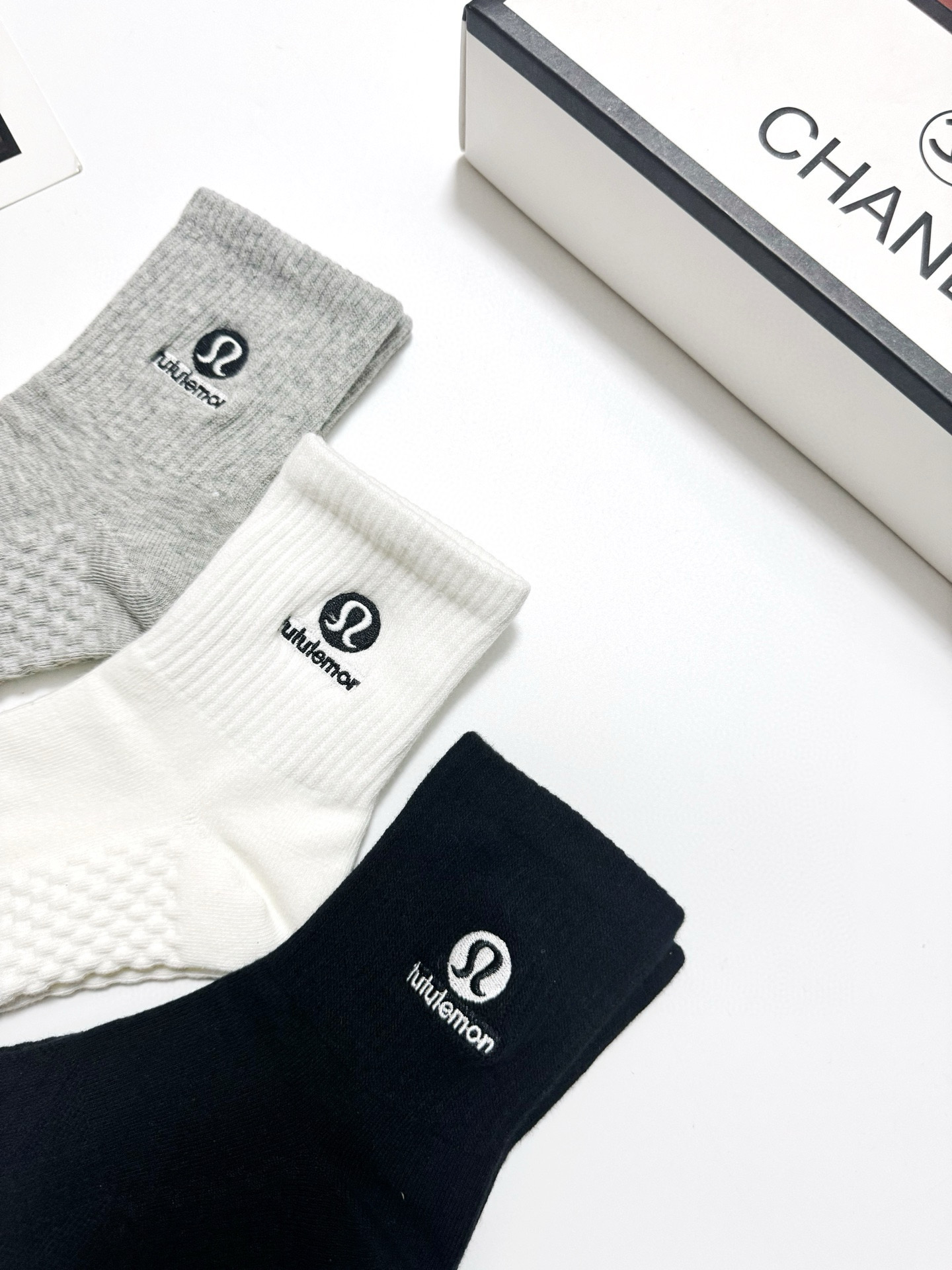  配包装
🌟【一盒3 双】
 🌟Lululemon 经典字母logo 纯棉刺绣短袜   ，ins超火爆短