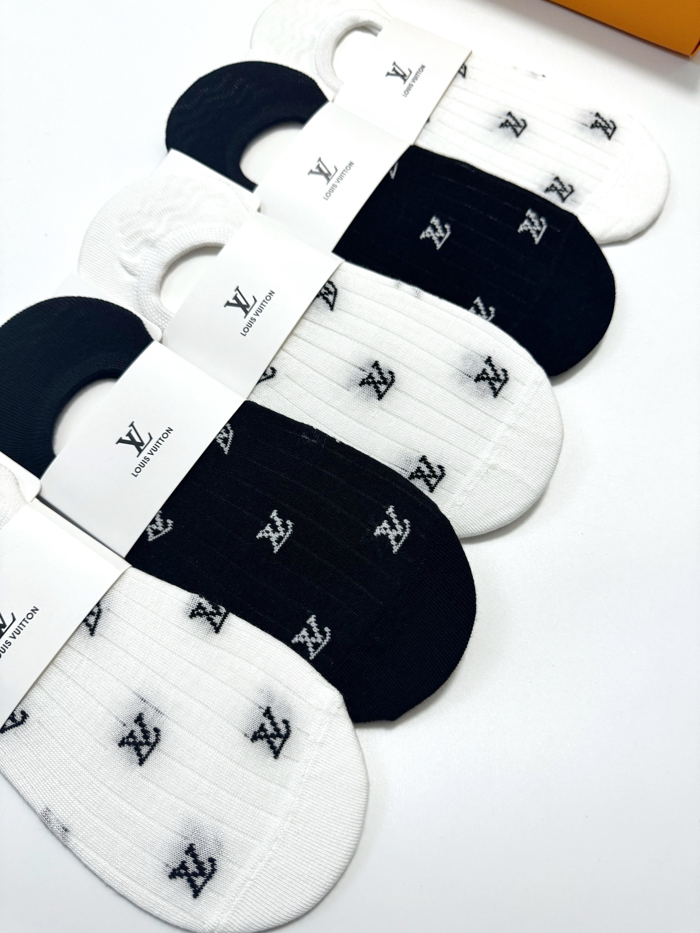  配包装
🌟【一盒5双】
 🌟LV 路易威登 经典字母logo 纯棉船袜   ，ins超火爆空调袜，纯棉