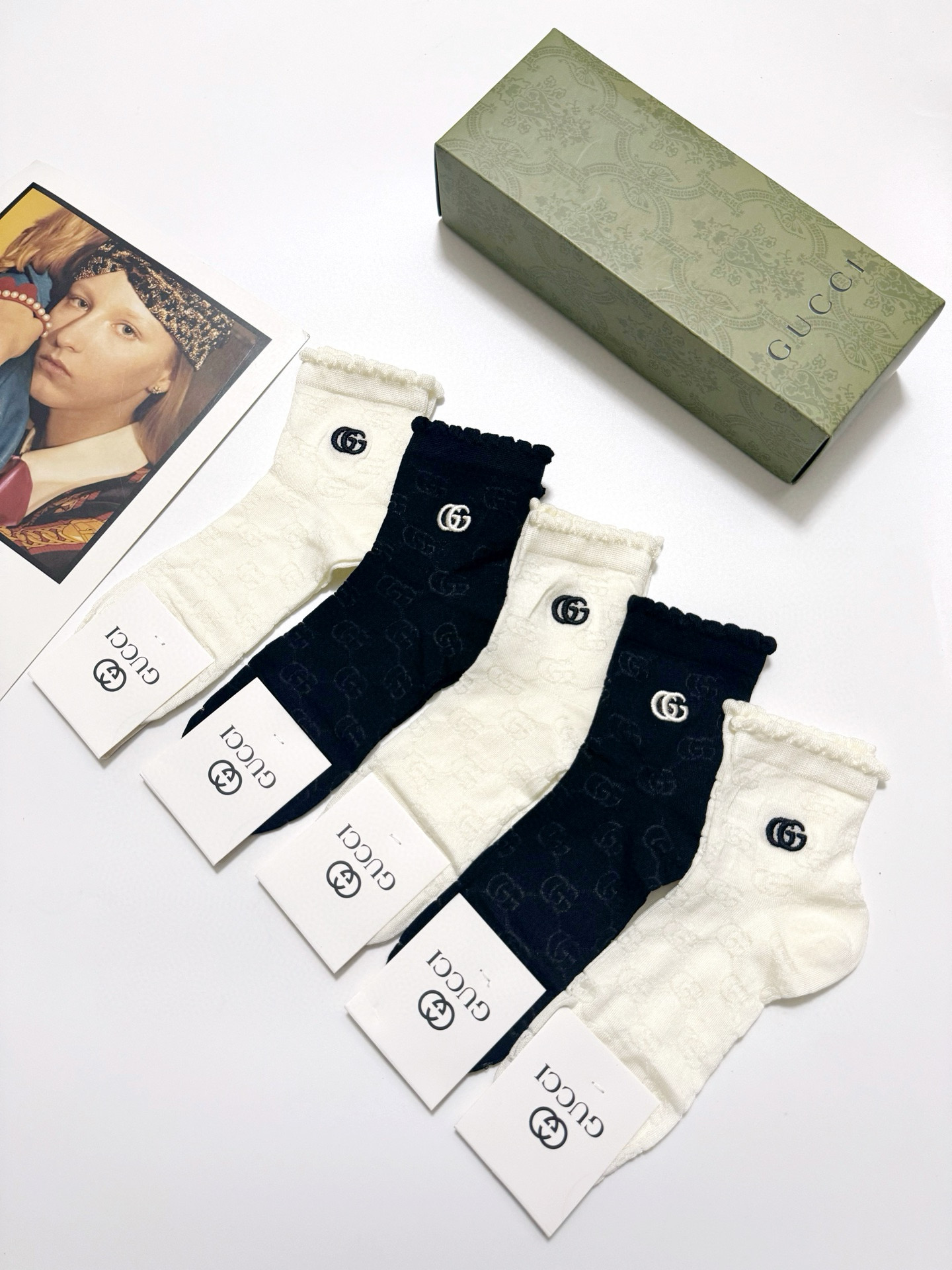  配包装
🌟【一盒5双】
🌟Gucci 古琦 经典字母 logo 纯棉 中筒空调袜  ！超级软糯亲肤！
