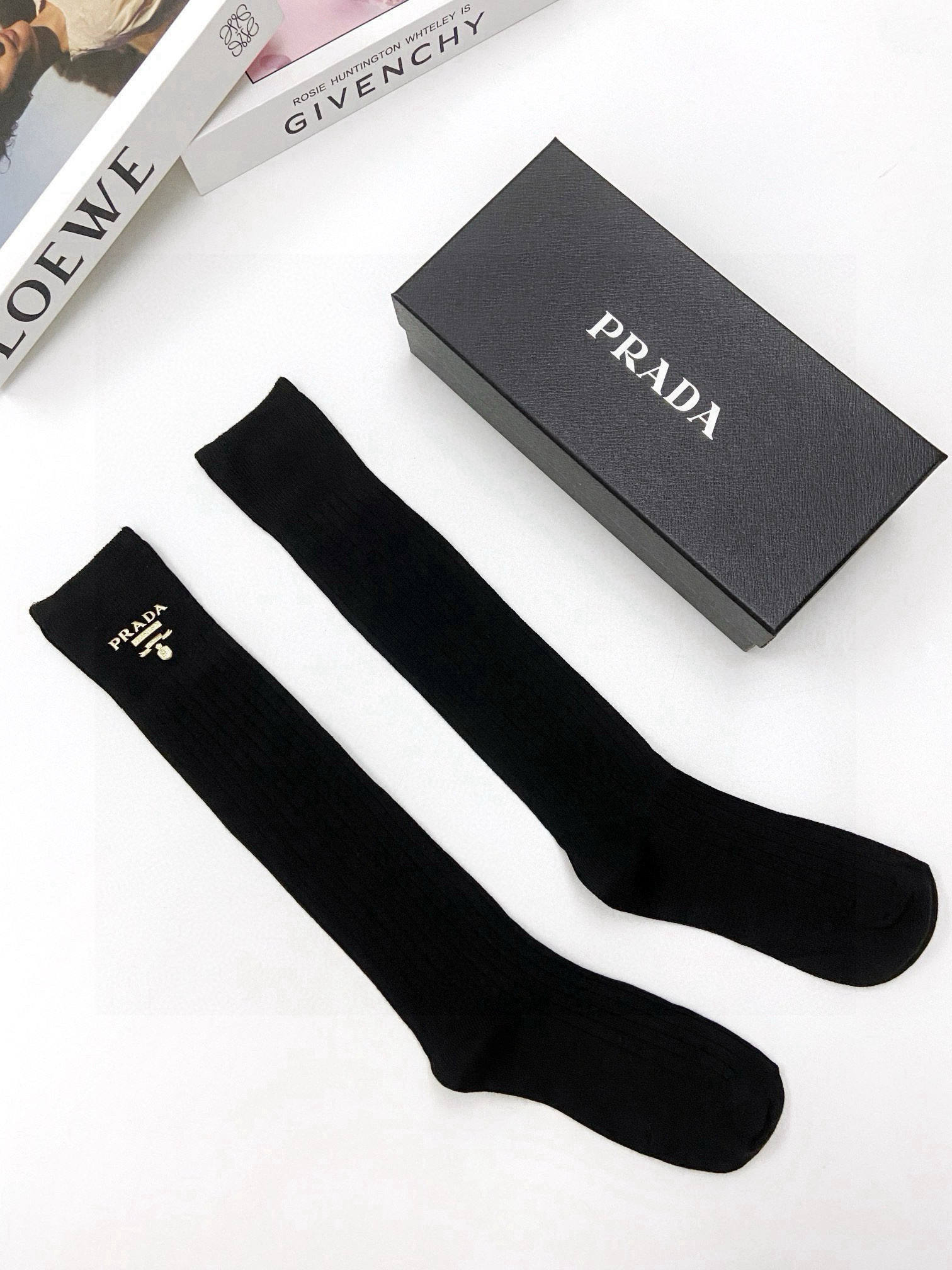  配包装
🌟【一盒一双】
🌟 Prada 普拉达 爆款经典字母 长筒袜 小腿袜🔥双针针织材质，超完美结合