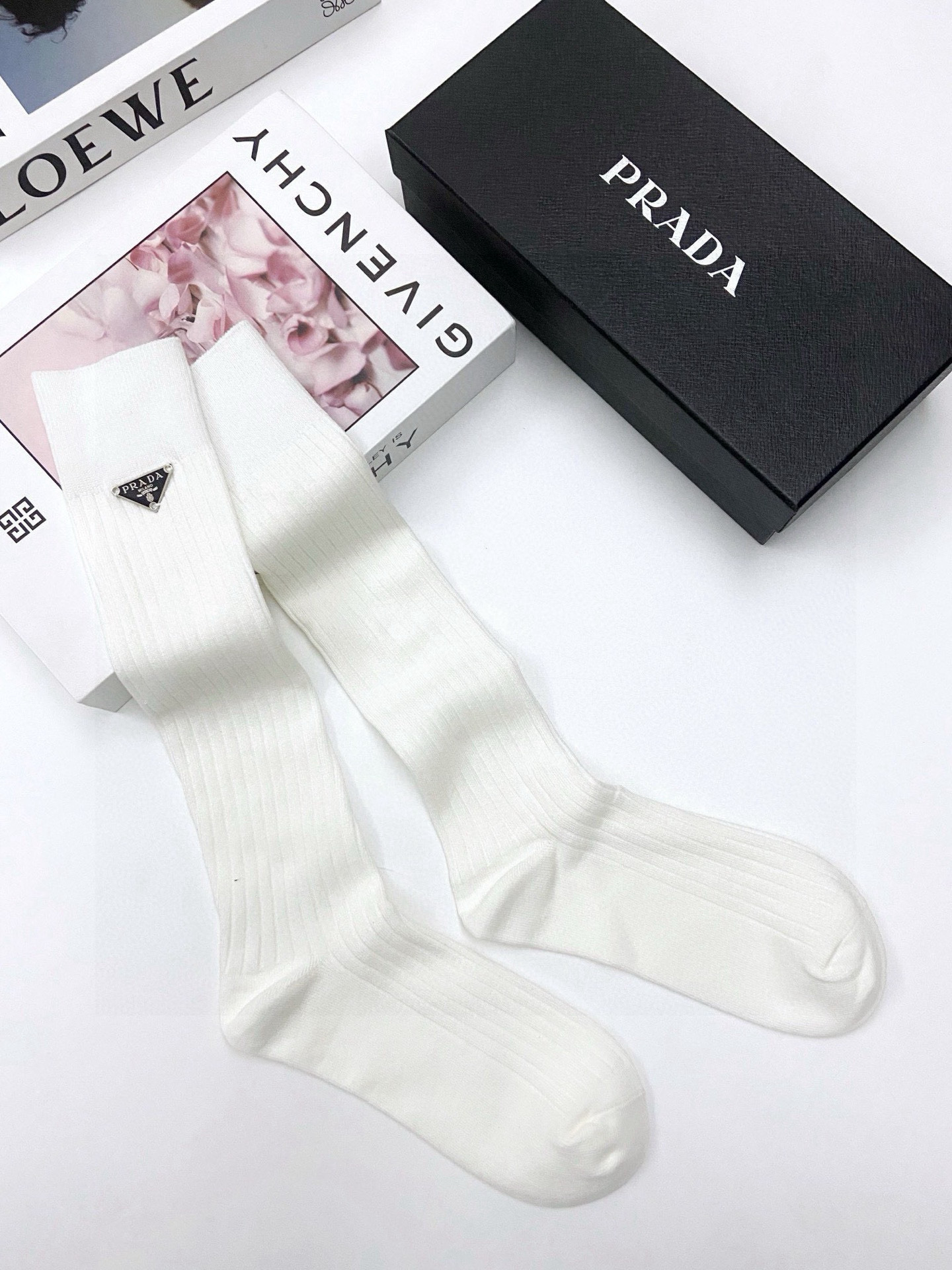  配包装
🌟【一盒一双】
🌟 Prada 普拉达 爆款经典字母 长筒袜 小腿袜🔥双针针织材质，超完美结合