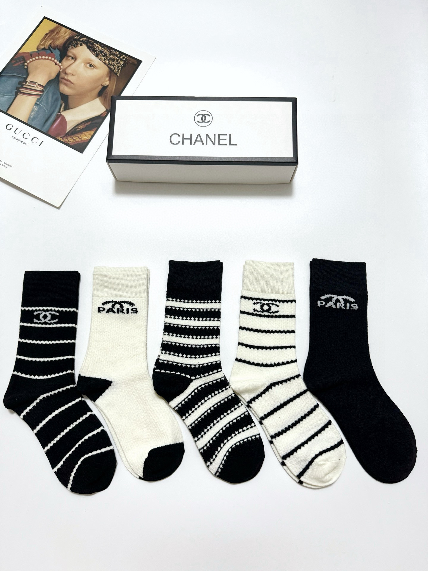  配包装
🌟【一盒5双】
 🌟Chanel 香奈儿 经典字母logo纯棉 中筒袜  ins超火爆红人同款
