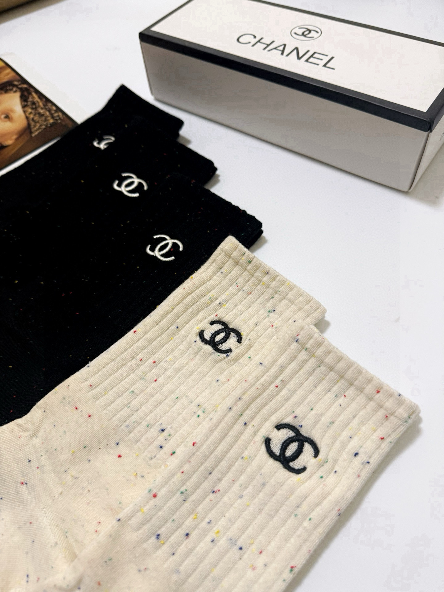  配包装
🌟【一盒5 双】
 🌟Chanel 香奈儿 经典字母刺绣logo 纯棉中筒袜   ，ins超火