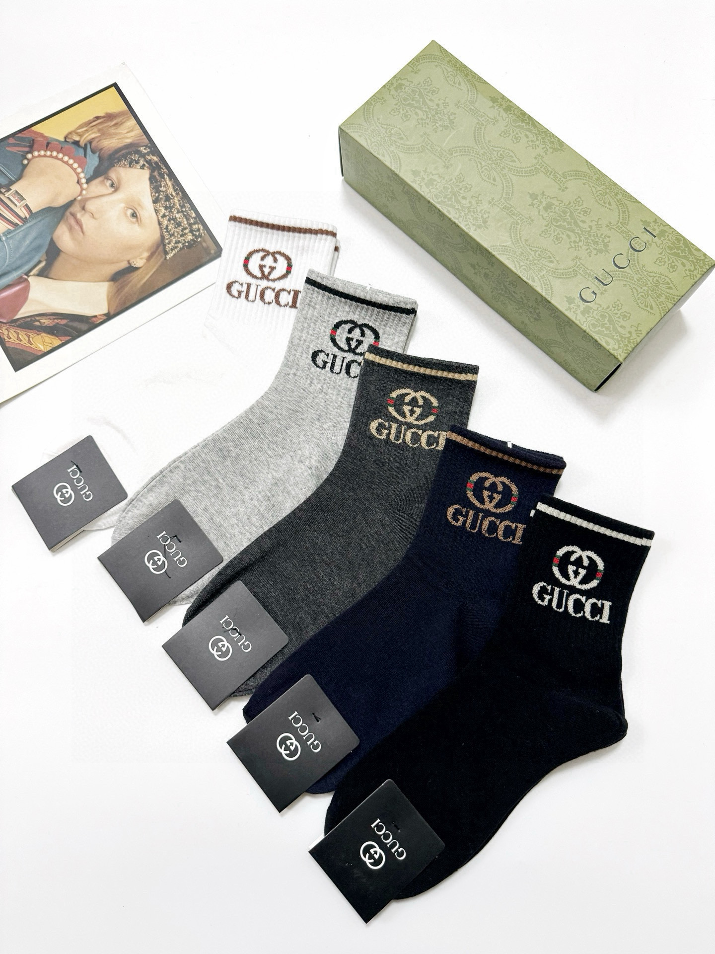  配包装
🌟【一盒5 双】
 🌟Gucci 古琦 经典字母logo 双G 短筒袜   ，ins超火爆短袜