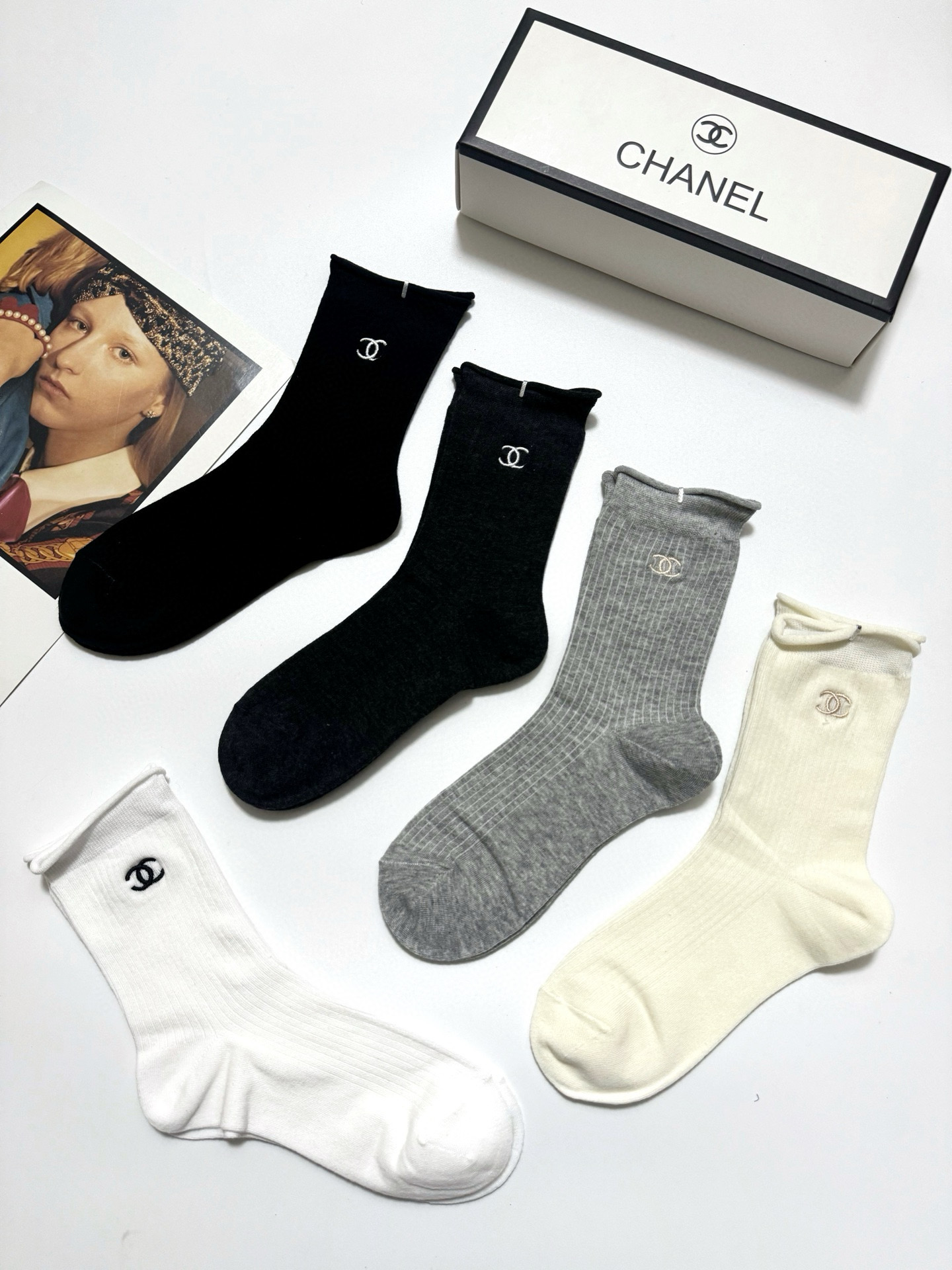  配包装
🌟【一盒5 双】
 🌟Chanel 香奈儿 经典字母logo 双C刺绣中筒袜   ，ins超火