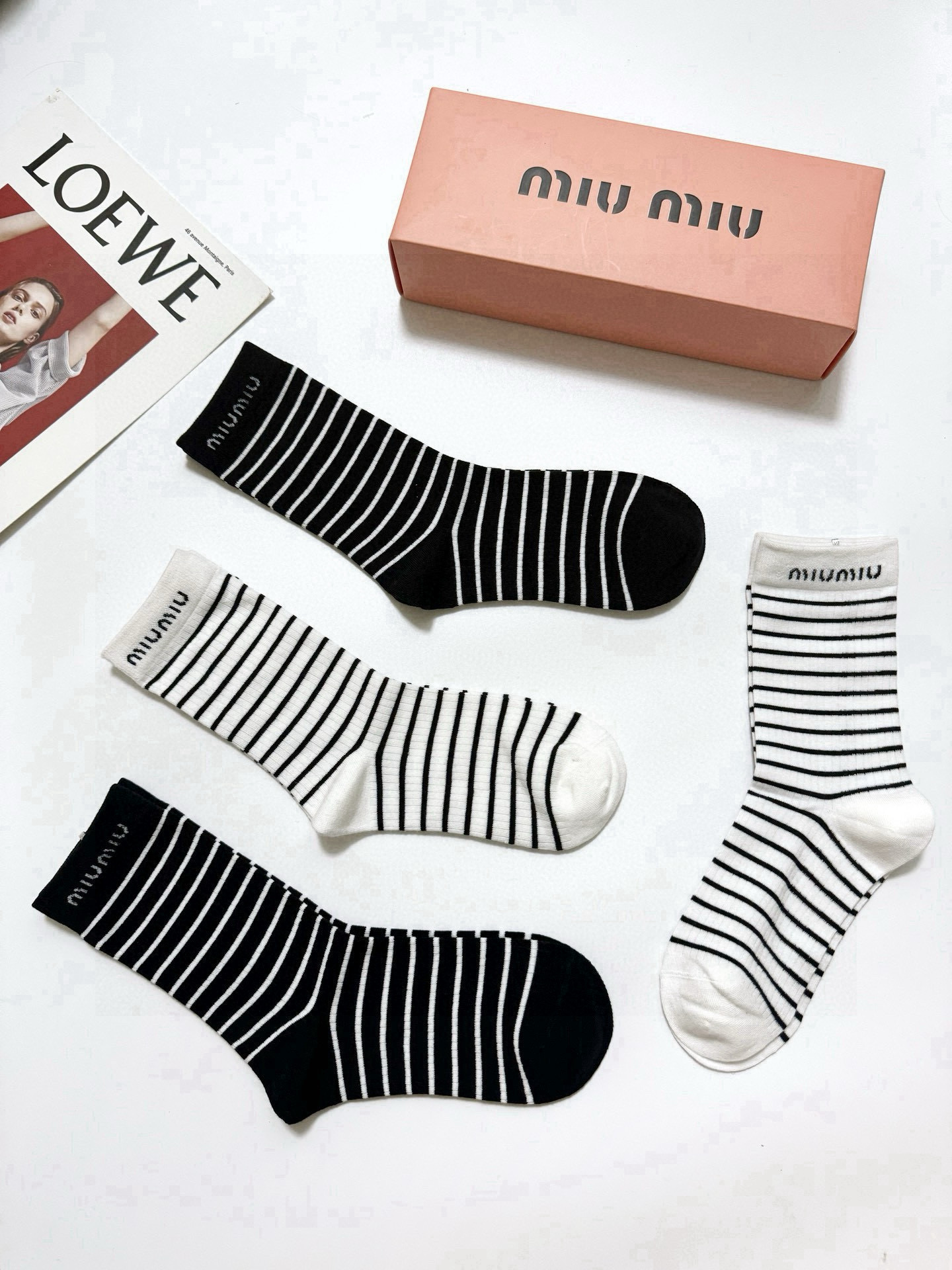  配包装
🌟【一盒4 双】
 🌟缪缪 miumiu 经典字母logo 纯棉中筒袜   ，ins超火爆小腿
