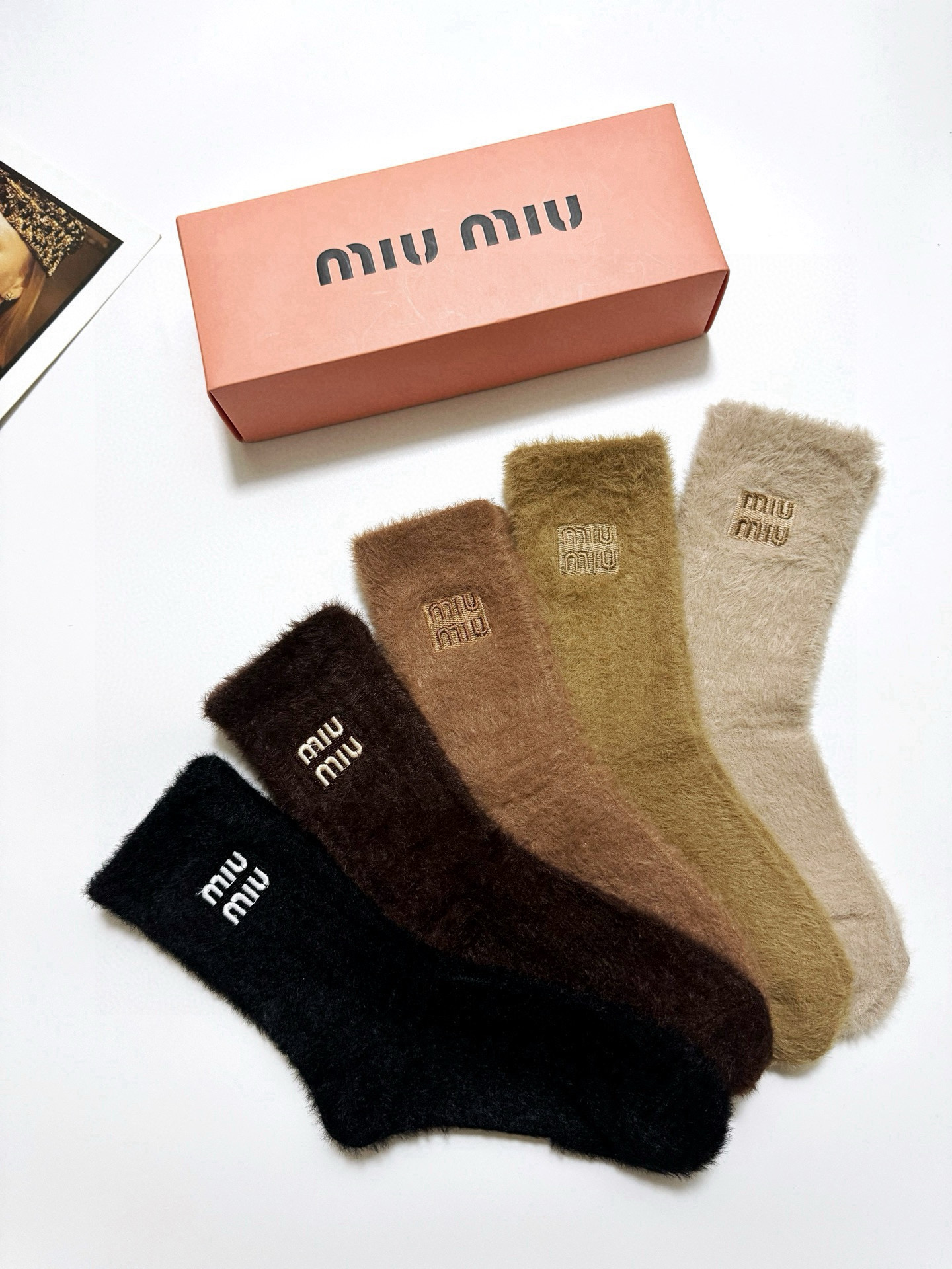  配包装
🌟【一盒5 双】
🌟缪缪 miumiu 欧美大牌 经典字母 logo 水貂绒中筒袜  ！超级软