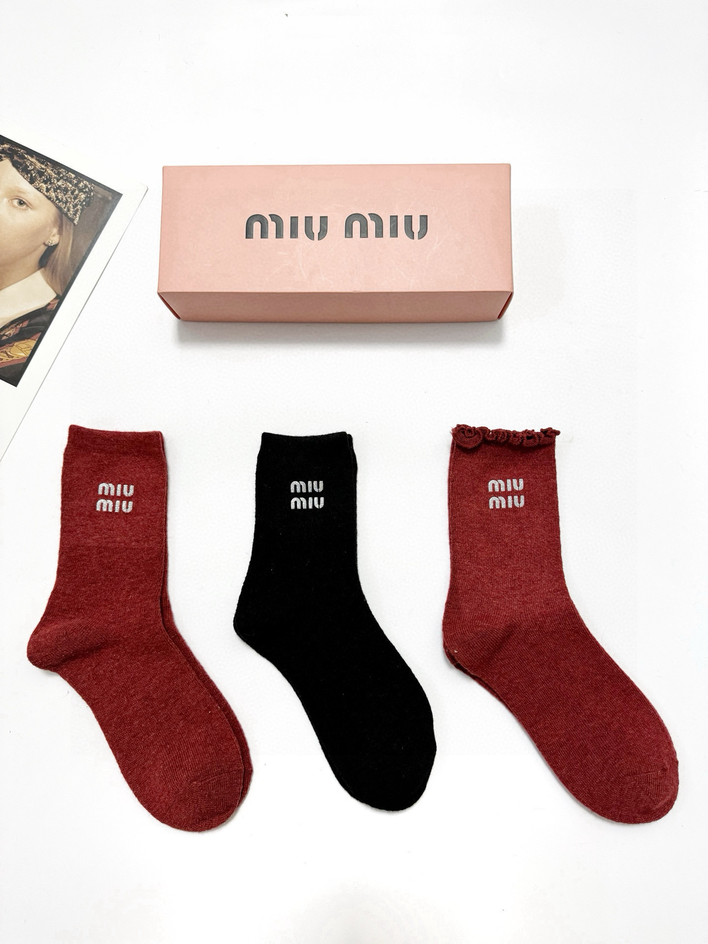  配包装
🌟【一盒3 双】
🌟缪缪 miumiu 经典字母 logo羊毛 中筒袜  ！超级软糯亲肤！
🌟