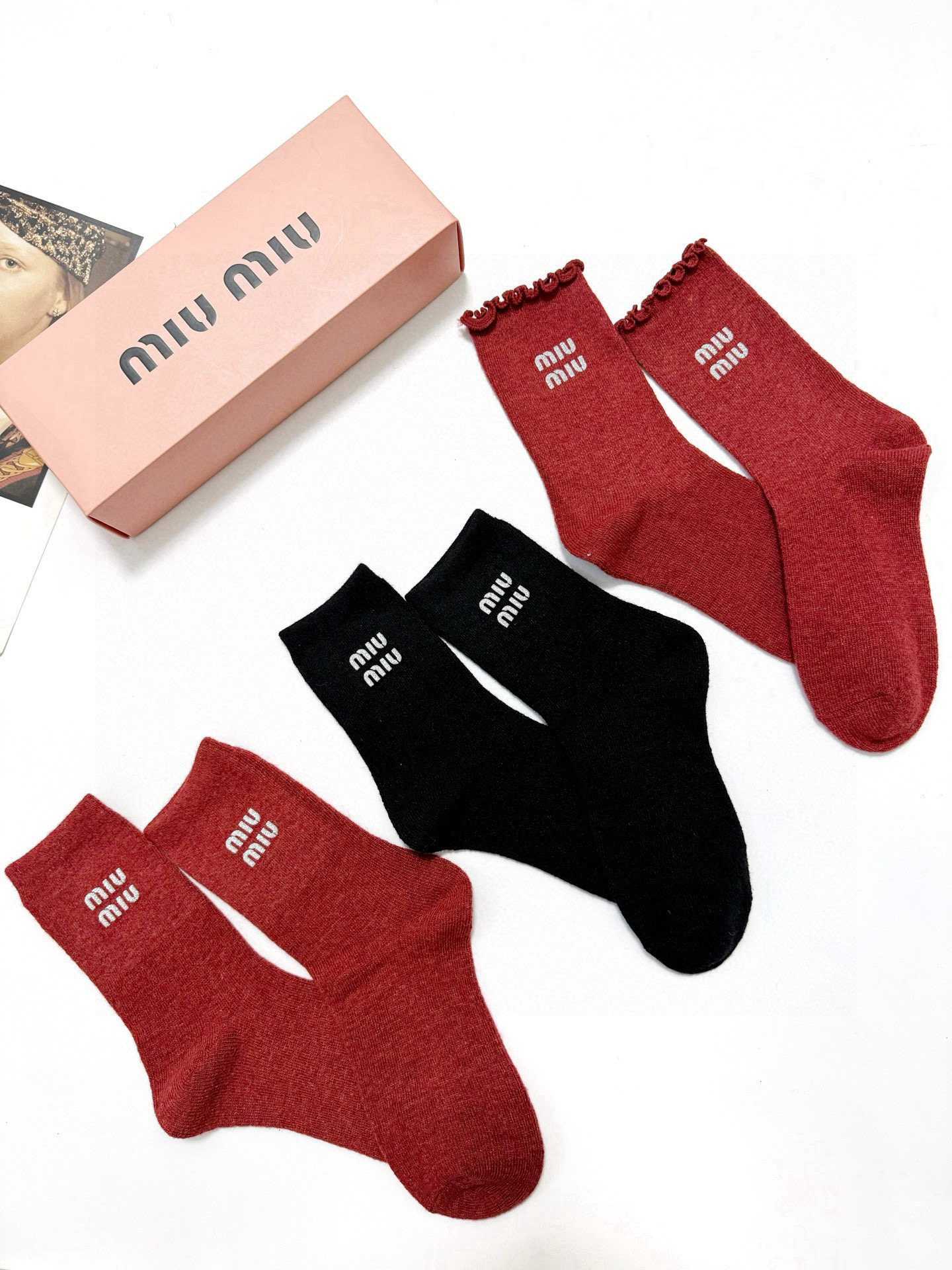  配包装
🌟【一盒3 双】
🌟缪缪 miumiu 经典字母 logo羊毛 中筒袜  ！超级软糯亲肤！
🌟