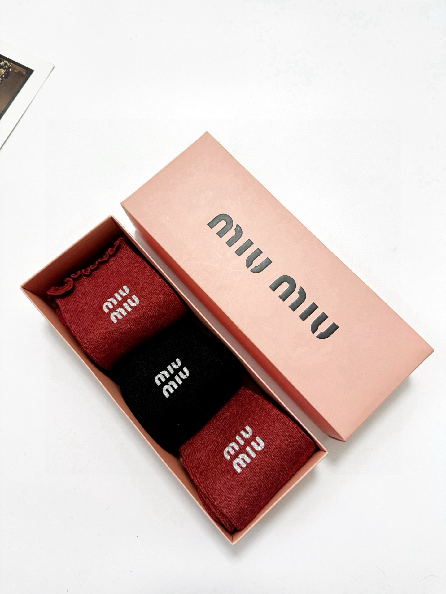  配包装
🌟【一盒3 双】
🌟缪缪 miumiu 经典字母 logo羊毛 中筒袜  ！超级软糯亲肤！
🌟