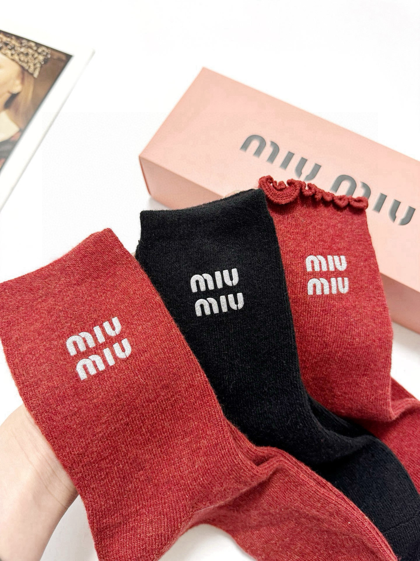  配包装
🌟【一盒3 双】
🌟缪缪 miumiu 经典字母 logo羊毛 中筒袜  ！超级软糯亲肤！
🌟