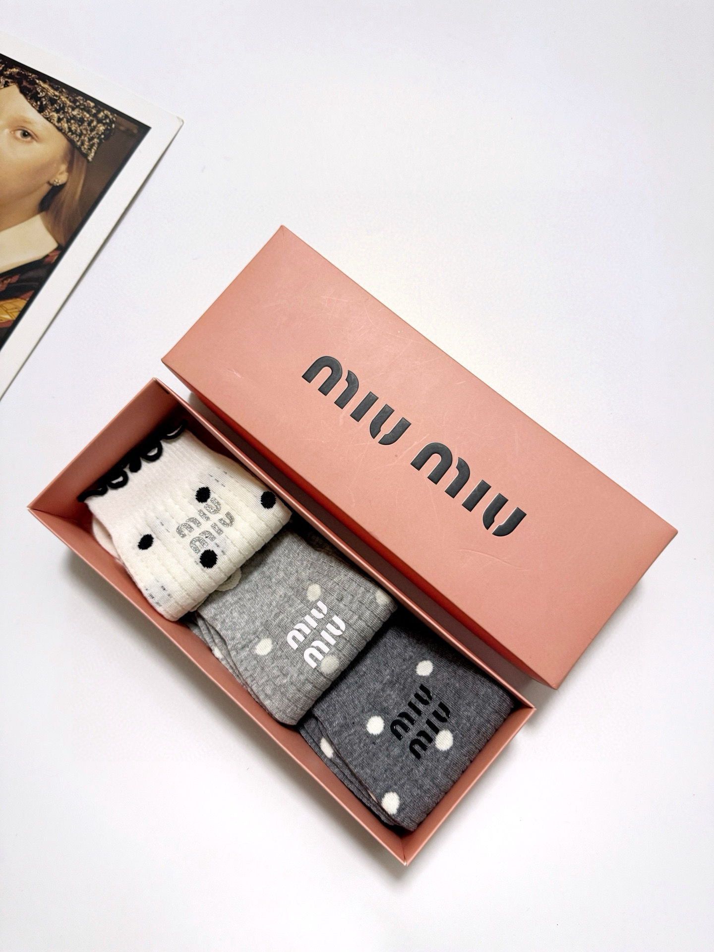  配包装
🌟【一盒3 双】
🌟缪缪 miumiu 经典 字母logo 网眼中筒袜l袜 镂空空调袜 
🌟i