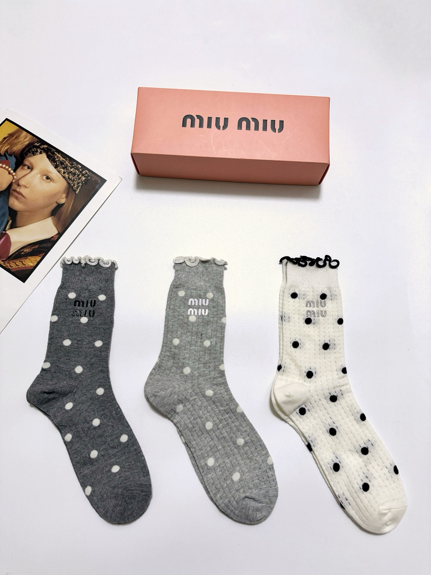  配包装
🌟【一盒3 双】
🌟缪缪 miumiu 经典 字母logo 网眼中筒袜l袜 镂空空调袜 
🌟i
