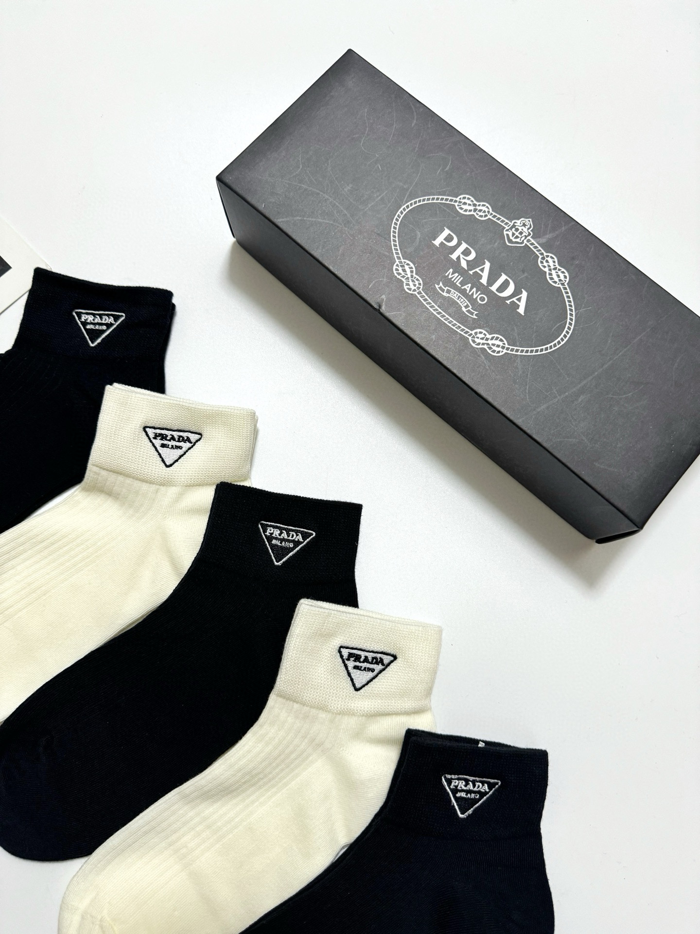  配包装
🌟【一盒5 双】
 🌟Prada 普拉达 经典字母logo 纯棉短筒袜 ，ins超火爆短袜，纯