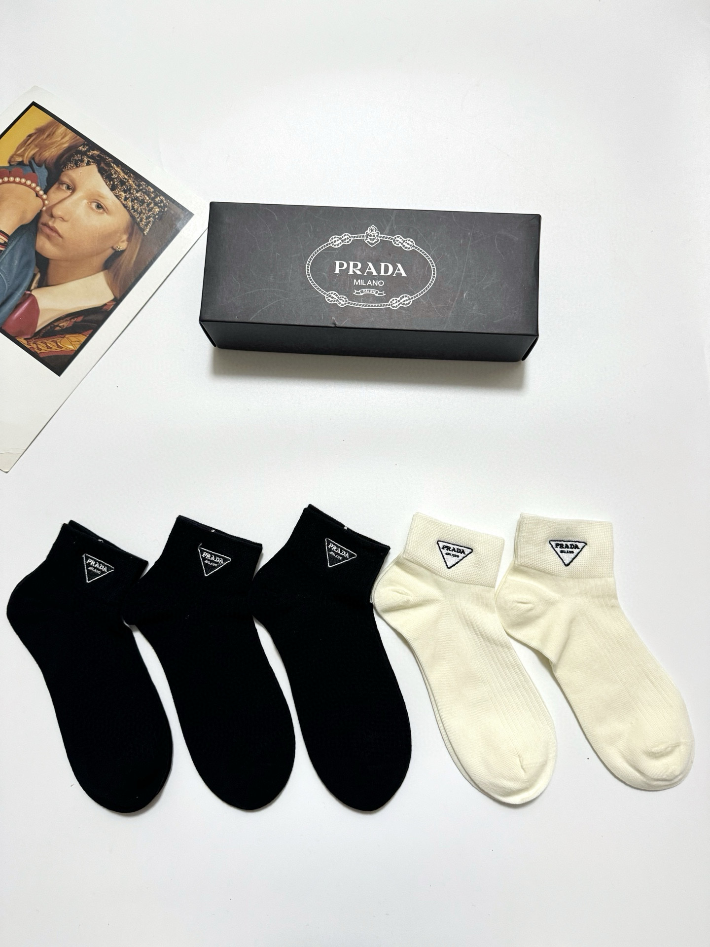 配包装
🌟【一盒5 双】
 🌟Prada 普拉达 经典字母logo 纯棉短筒袜 ，ins超火爆短袜，纯