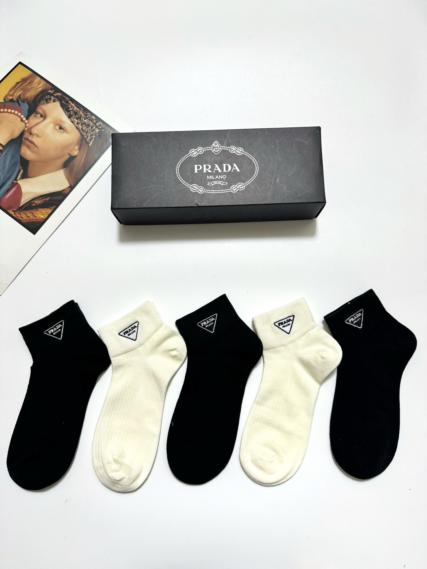  配包装
🌟【一盒5 双】
 🌟Prada 普拉达 经典字母logo 纯棉短筒袜 ，ins超火爆短袜，纯