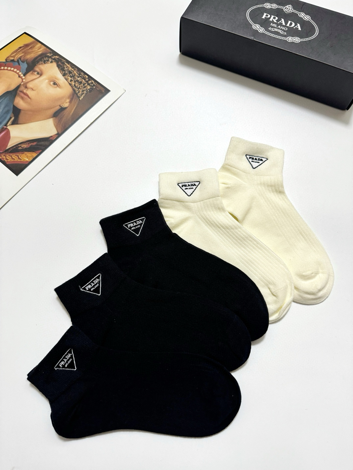  配包装
🌟【一盒5 双】
 🌟Prada 普拉达 经典字母logo 纯棉短筒袜 ，ins超火爆短袜，纯