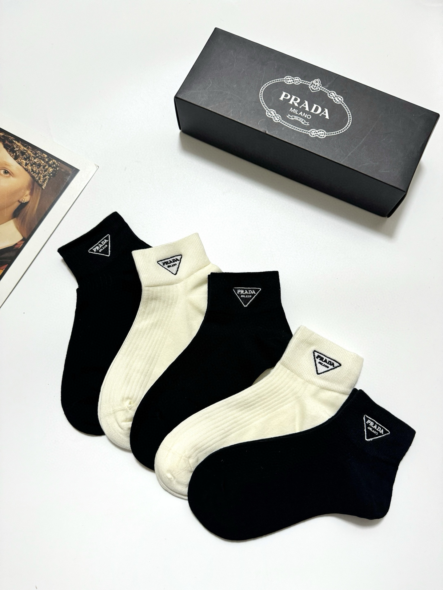  配包装
🌟【一盒5 双】
 🌟Prada 普拉达 经典字母logo 纯棉短筒袜 ，ins超火爆短袜，纯