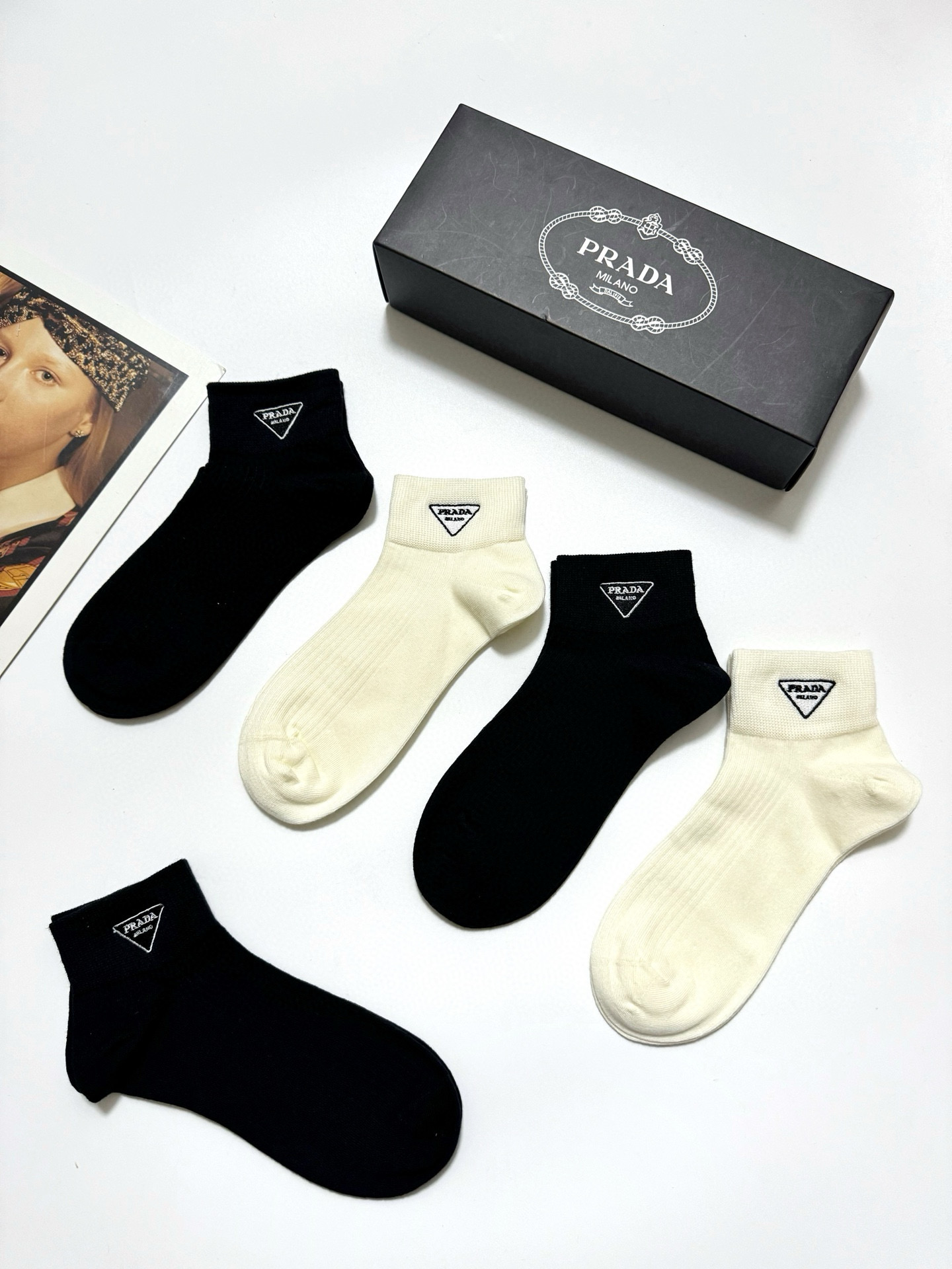  配包装
🌟【一盒5 双】
 🌟Prada 普拉达 经典字母logo 纯棉短筒袜 ，ins超火爆短袜，纯
