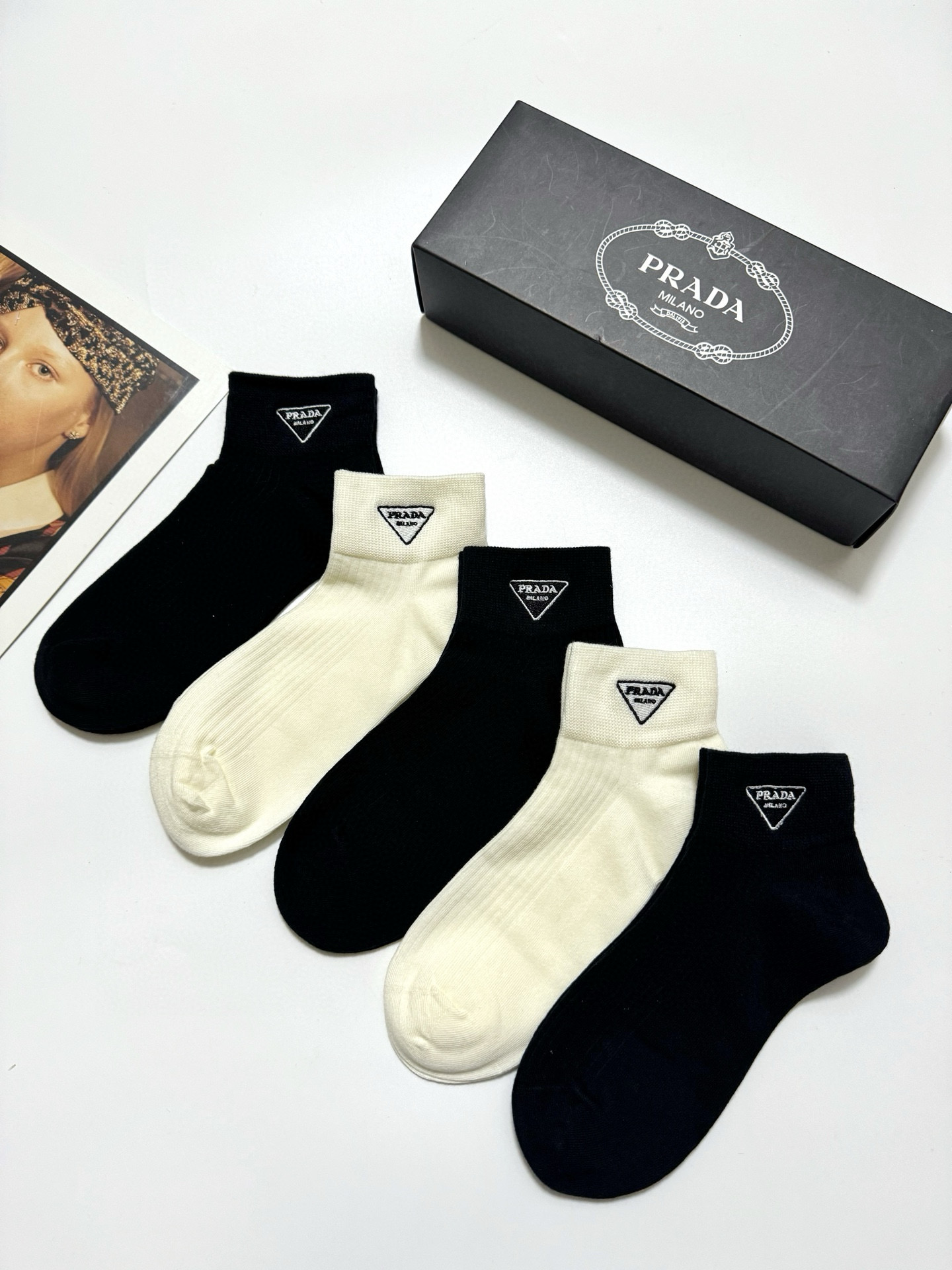  配包装
🌟【一盒5 双】
 🌟Prada 普拉达 经典字母logo 纯棉短筒袜 ，ins超火爆短袜，纯