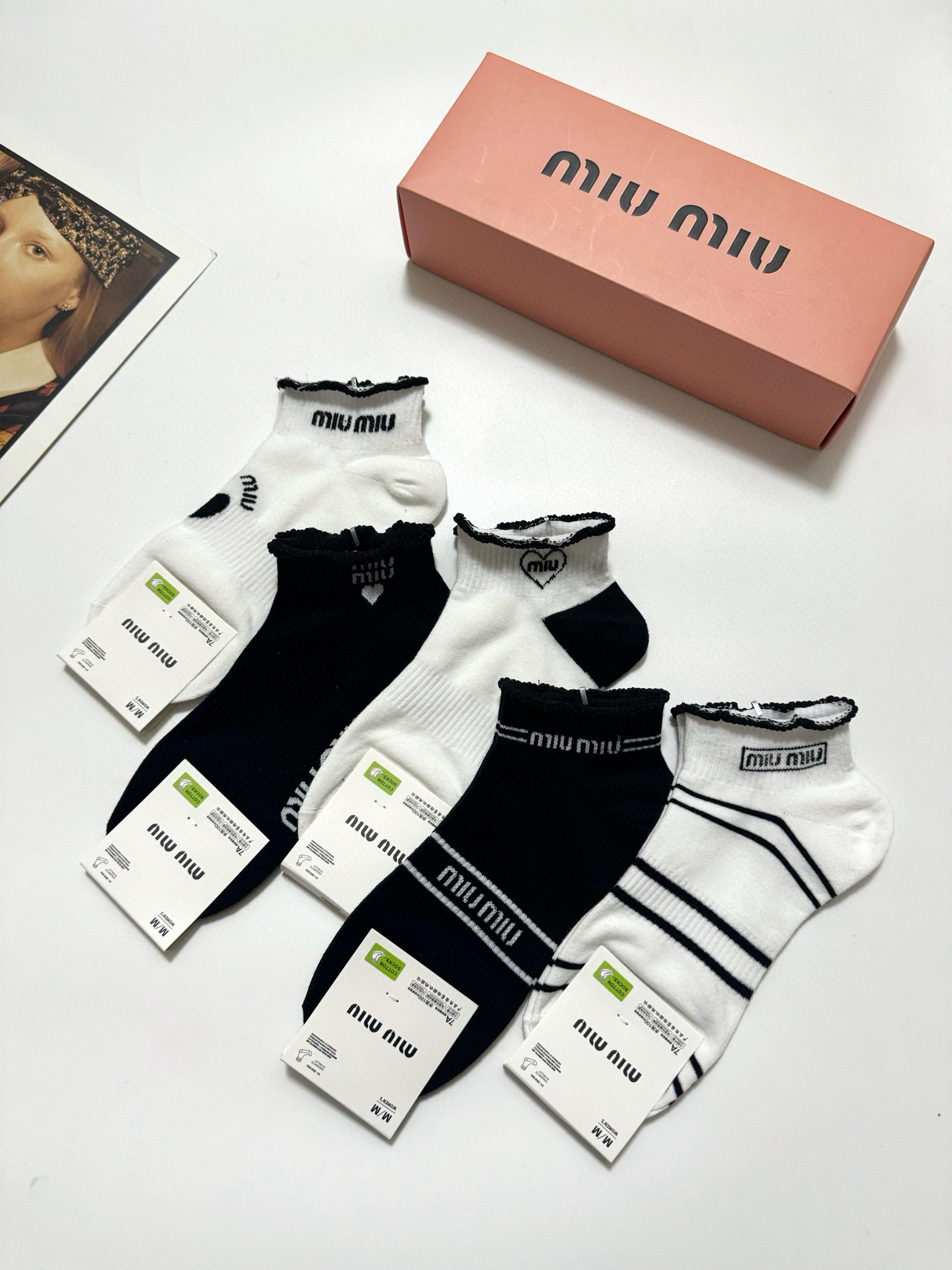 配包装
🌟【一盒5 双】
 🌟缪缪 miumiu 经典字母logo 纯棉短筒袜 ，ins超火爆短袜，纯